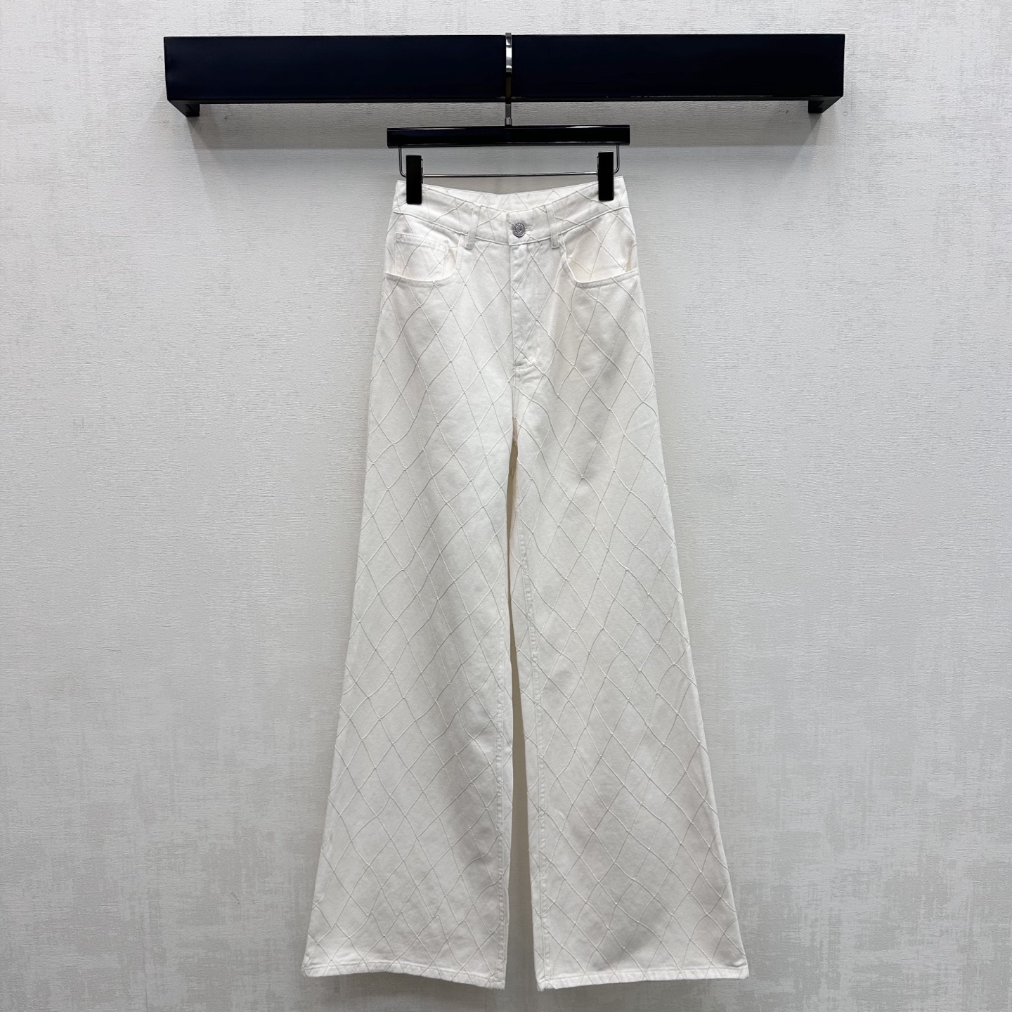 NO:944042,Chane*2026 new product launches rhombus denim trousers, customized YB imported twill cotton denim material. The texture is crisp and stylish. It feels soft and skin-friendly. The whole body is covered with exquisite rhombus stitching design. It adds a sense of layering to the look. It is visually more three-dimensional and slimming. The adjustment of metal buttons engraved with iconic letters echoes the double C logo decoration on the back waist to highlight the brand tone. Development of surface accessories. High-waist buttoned trousers cut. Can be matched with tops of the same series. Daily commuting complete set for high fashion.  High version 2 colors 36 38 40,,chanel,19860909Chane*2026新品上架菱格纹牛仔长裤定制YB进口斜纹棉牛仔材质 质地挺括有型 触感柔软亲肤 通体满铺精致菱格纹车线设计 增添造型层次感 视觉上更具立体与修身效果 刻印标志性字母金属纽扣调节呼应后腰双C徽标装饰 彰显品牌调性 面辅料开发 高腰系扣长裤剪裁 可搭配同系列上衣 日常通勤成套穿搭高级时髦 高版本2色36 38 40,,chanel,,Women's clothing
