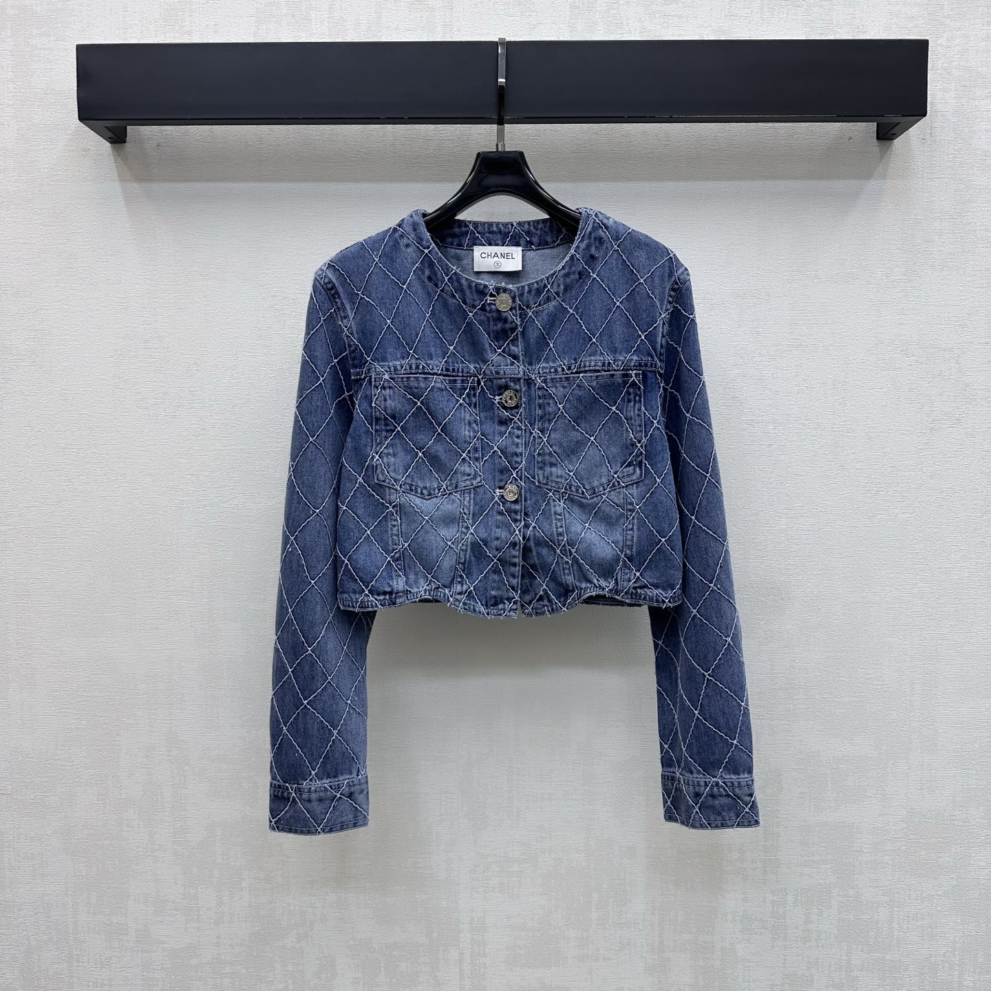 NO:944126,Chane*2026 new products are on the shelves. Diamond denim short jacket is made of YB imported twill cotton denim material. The texture is crisp and stylish. It feels soft and skin-friendly. The light blue wash color is fresh and reduces age. The whole body is covered with exquisite diamond stitching design to add layering to the shape. It is visually more three-dimensional and slimming. The placket is engraved with the iconic letter and the metal button adjustment decoration highlights the brand tone. Surface accessories development. Round neck short jacket tailoring. Can be paired with long shorts of the same series.  High-end and fashionable daily commuting outfits. High version 2 colors 36 38 40,,chanel,shorts,jackets & coats,19860909Chane*2026新品上架菱格纹牛仔短款外套定制YB进口斜纹棉牛仔材质 质地挺括有型 触感柔软亲肤 浅蓝水洗色调清新减龄 通体满铺精致菱格纹车线设计 增添造型层次感 视觉上更具立体与修身效果 开襟刻印标志性字母金属纽扣调节装饰 彰显品牌调性 面辅料开发 圆领短款外套剪裁 可搭配同系列长短裤 日常通勤成套穿搭高级时髦 高版本2色36 38 40,,chanel,shorts,jackets & coats,,Women's clothing