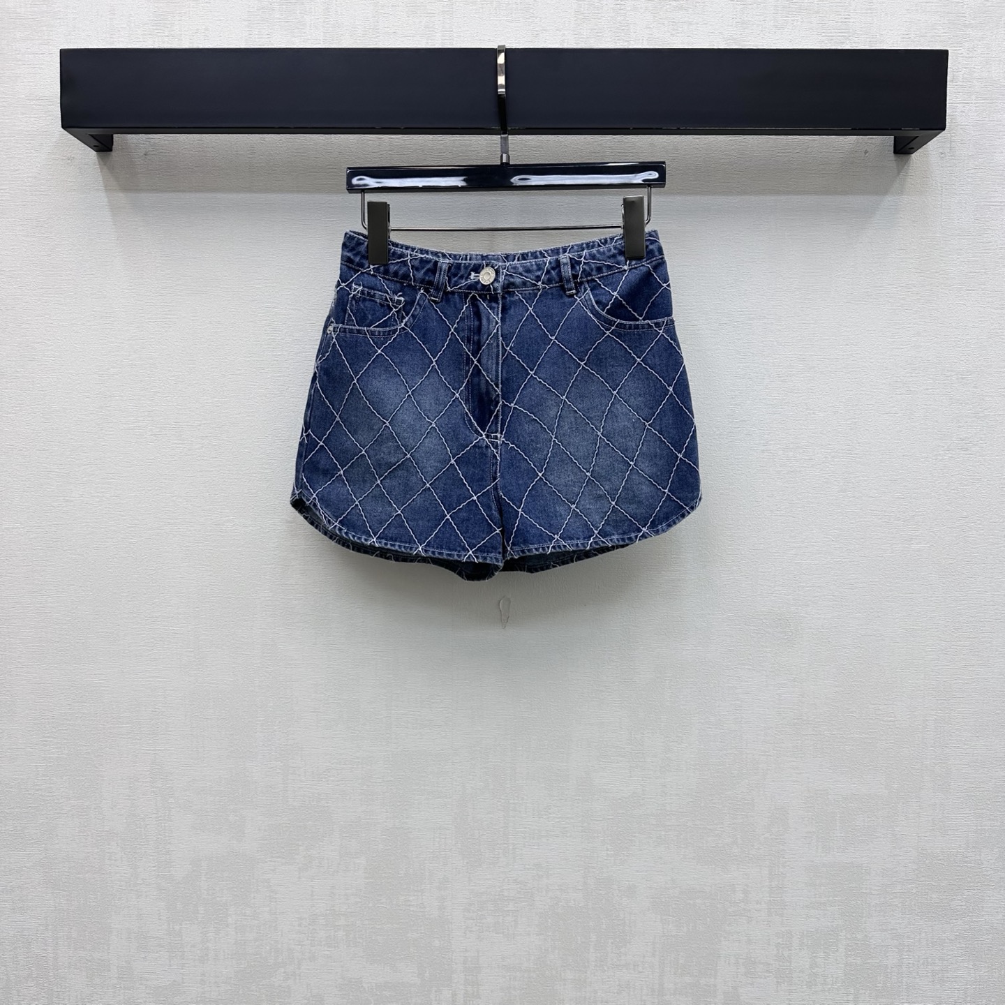 NO:944109,Chane*2026 new product launches rhombus denim shorts. Customized YB imported twill cotton denim material. The texture is crisp and stylish. It feels soft and skin-friendly. The light blue wash color is fresh and reduces age. The whole body is covered with exquisite rhombus stitching design. It adds a sense of layering to the shape. It is visually more three-dimensional and slim. The adjustment of metal buttons engraved with iconic letters echoes the double C logo decoration on the back waist to highlight the brand tone. Development of surface accessories. High-waisted buttoned shorts cut. Can be matched with tops of the same series.  High-end and fashionable daily commuting outfits. High version 2 colors 36 38 40,,chanel,shorts,19860909Chane*2026新品上架菱格纹牛仔短裤定制YB进口斜纹棉牛仔材质 质地挺括有型 触感柔软亲肤 浅蓝水洗色调清新减龄 通体满铺精致菱格纹车线设计 增添造型层次感 视觉上更具立体与修身效果 刻印标志性字母金属纽扣调节呼应后腰双C徽标装饰 彰显品牌调性 面辅料开发 高腰系扣短裤剪裁 可搭配同系列上衣 日常通勤成套穿搭高级时髦 高版本2色36 38 40,,chanel,shorts,,Women's clothing