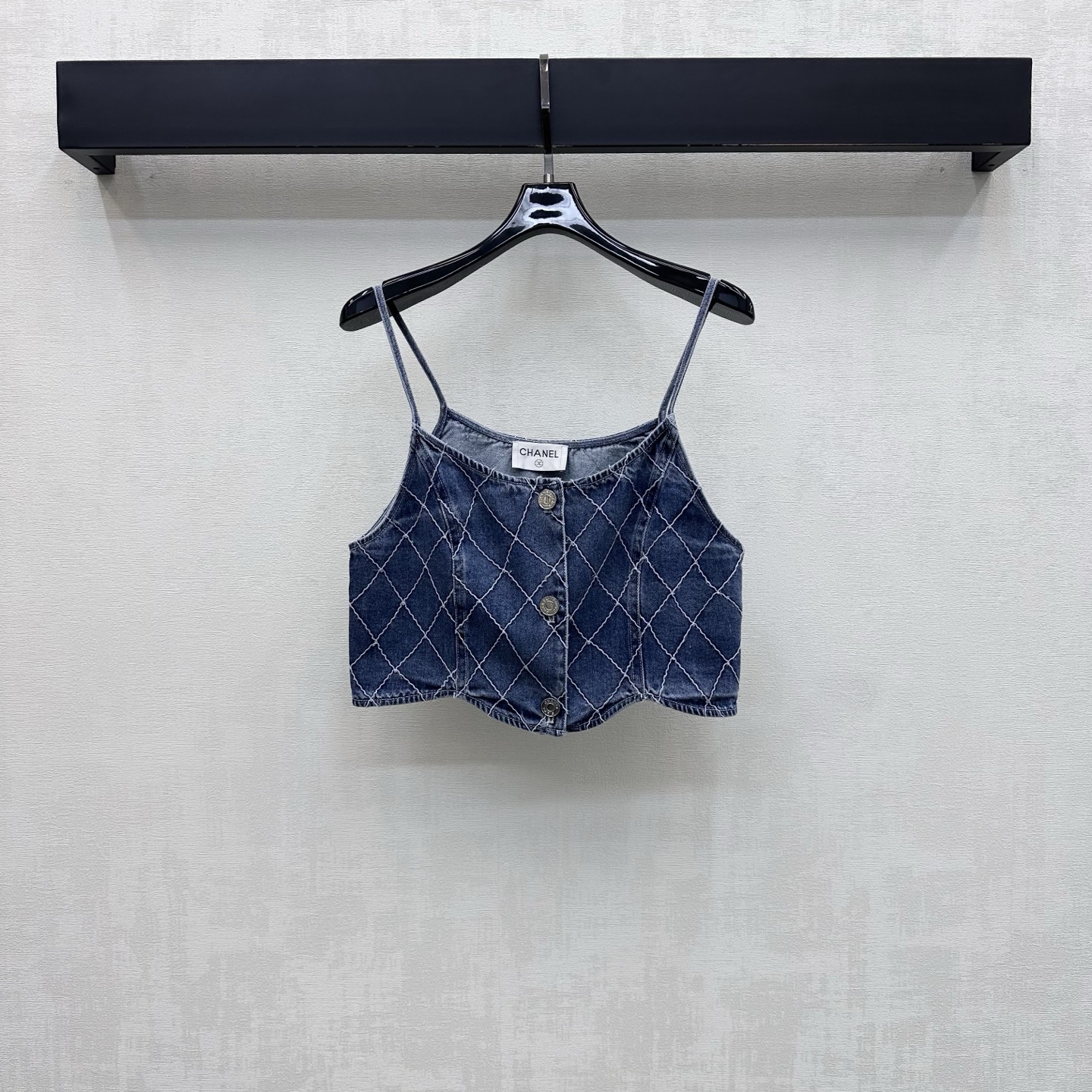 NO:944077,Chane*2026 new products are on the shelves. Customized YB imported twill cotton denim material. The texture is crisp and stylish. It feels soft and skin-friendly. The light blue wash color is fresh and reduces age. The whole body is covered with exquisite diamond stitching design. It adds a sense of layering to the look. It is visually more three-dimensional and slim. Metal buttons with engraved iconic letters for adjustment and decoration highlight the brand tone. Development of surface accessories. Cutting of camisole tops. The version easily outlines the body proportions. Can be paired with long shorts of the same series.  High-end and fashionable daily commuting wear. High version 2 colors 36 38 40,,chanel,shorts,19860909Chane*2026新品上架菱格纹牛仔吊带定制YB进口斜纹棉牛仔材质 质地挺括有型 触感柔软亲肤 浅蓝水洗色调清新减龄 通体满铺精致菱格纹车线设计 增添造型层次感 视觉上更具立体与修身效果 刻印标志性字母金属纽扣调节装饰 彰显品牌调性 面辅料开发 吊带背心上衣剪裁 版型轻松勾勒身材比例 可搭配同系列长短裤 日常通勤穿搭高级时髦  高版本2色36 38 40,,chanel,shorts,,Women's clothing