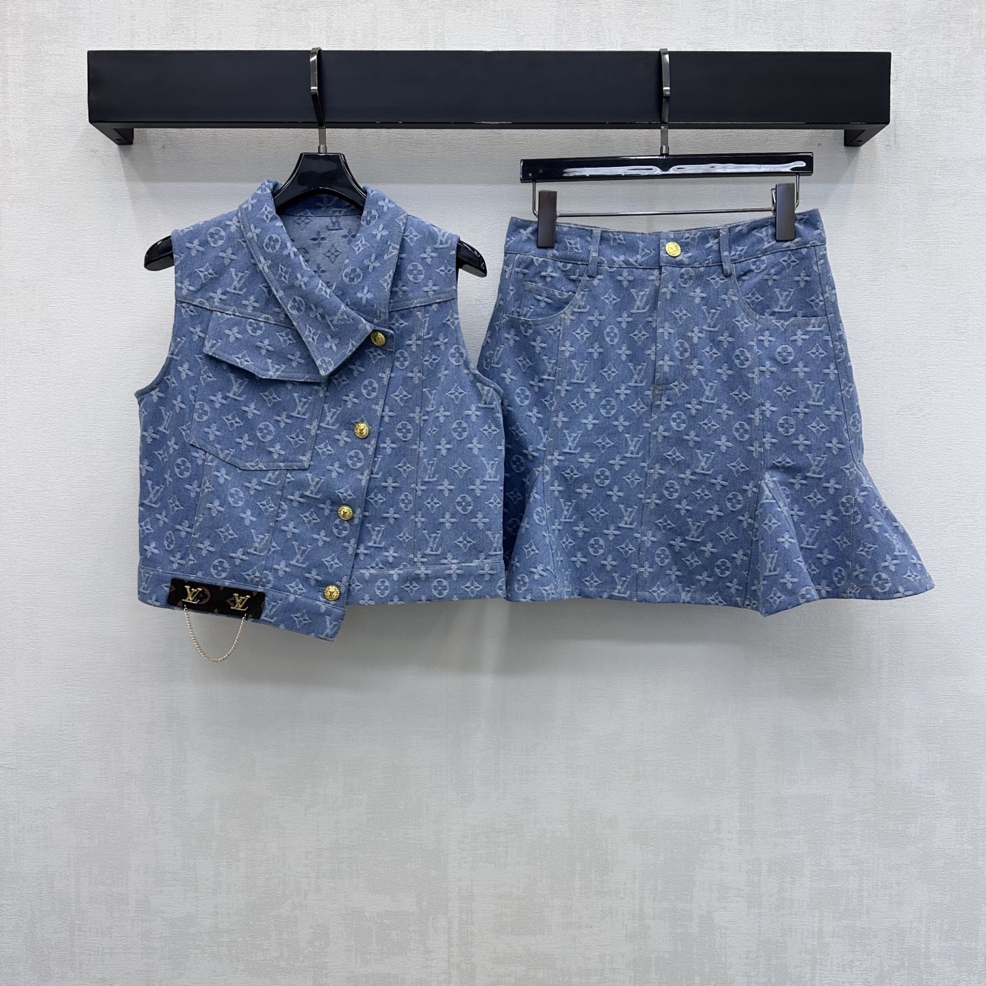 NO:945474,Louis Vuitto*2026 new arrivals Jacquard chain denim suit customized with YB imported twill cotton denim material Multiple enzyme washing process Lapel diagonal retro metal button opening and closing design matched with hem leather label with metal letters and chain decoration to add layering to the look The iconic four-leaf clover letter jacquard elements all over the body highlight the brand tonality and enhance the texture Development of surface accessories Lapel sleeveless vest High-waisted fishtail skirt suit for a stylish look  high version,,louis vuitton,skirts,19860909Louis Vuitto*2026新品上架提花链条牛仔套装定制YB进口斜纹棉牛仔材质 多重酵素水洗工艺 翻领斜排复古金属纽扣开合设计配合下摆皮标搭配金属字母与链条装饰 增添造型层次感 通体满铺标志性四叶草字母提花元素 彰显品牌调性 提升质感 面辅料开发 翻领无袖马甲高腰鱼尾半身裙套装套装穿搭出彩时髦  高版本,,louis vuitton,skirts,,Women's clothing