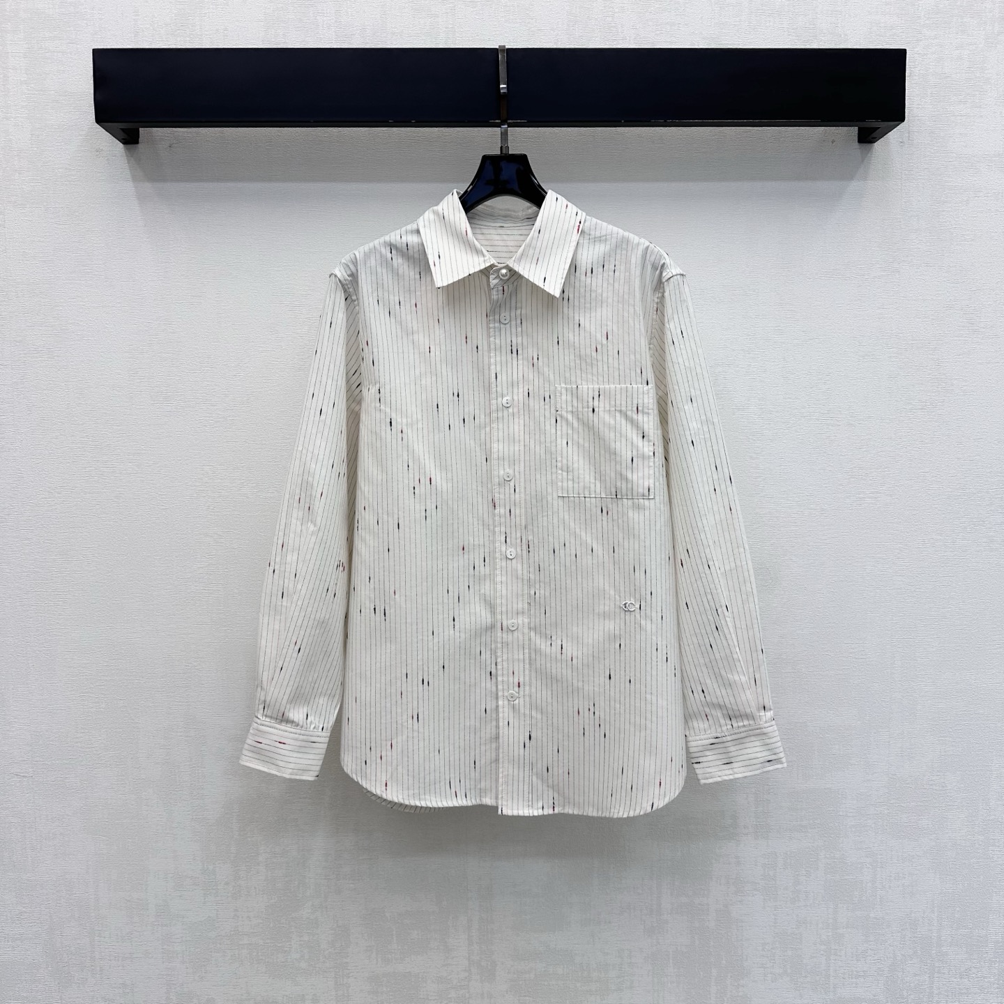 NO:945446,Chane*2026 new arrivals spotted embroidery striped shirt customized YB imported twill cotton material Light and soft texture skin-friendly and breathable Use lapel button adjustment processing and single patch pocket design on the chest to add layering to the look Fine stripes all over with fine black and red spots Echoing the iconic double C letter embroidery logo on the hem to highlight the brand tone Development of surface accessories Lapel long-sleeved shirt tailoring Casual matching Easily create a minimalist and advanced style High version 36  38 40,,chanel,shirts,19860909Chane*2026新品上架斑点刺绣条纹衬衫定制YB进口斜纹棉材质 质地轻盈柔软 触感亲肤透气 沿用翻领开襟纽扣调节处理配合胸前单贴袋设计 增添造型层次感 通体细条纹细碎黑红斑点 呼应下摆点缀标志性双C字母刺绣徽标 彰显品牌调性 面辅料开发 翻领长袖衬衣剪裁 随意搭配 穿搭轻松打造极简高级风 高版本36 38 40,,chanel,shirts,,Women's clothing