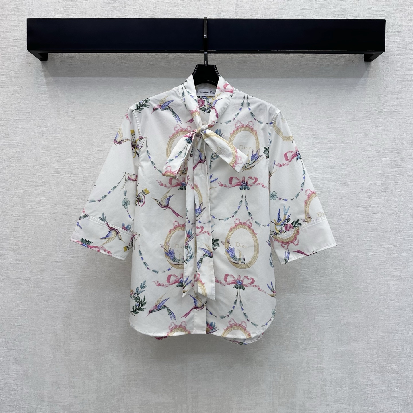 NO:945355,Dio*2026 new arrivals garland printed streamer shirt, customized YB imported twill cotton material, soft and skin-friendly, breathable, adopts V-neck placket button adjustment and free ribbon design to add layering to the look. Hand-painted bird flower garland and iconic letter printing elements are all over the floor. The color is bright and layered, highlighting the brand tone. The development of surface accessories V-neck short-sleeved shirt tailoring, casual matching and high-end fashion, high version, dior, T-shirt,19860909Dio*2026新品上架花环印花飘带衬衣定制YB进口斜纹全棉材质 柔软亲肤透气 沿用V领开襟纽扣调节处理配合飘带自由系法设计 增添造型层次感 满铺手绘峰鸟花卉花环与标志性字母印花元素装饰 色彩鲜亮层次饱满 彰显品牌调性 面辅料开发 V领短袖衬衣剪裁 随意搭配穿搭高级时髦 高版本,,dior,T-shirt,,Women's clothing