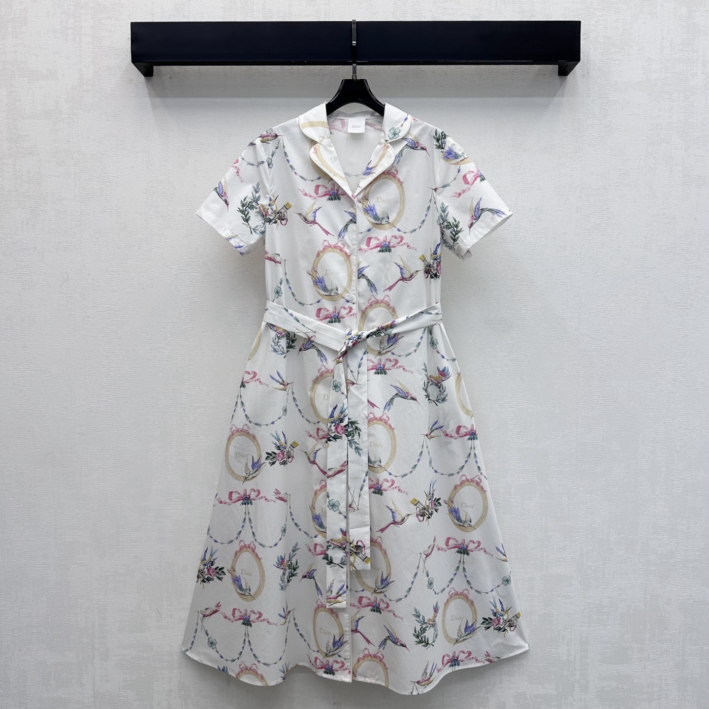NO:945333,Dio*2026 new arrivals garland printed shirt dress. Customized YB imported twill cotton material. Soft and breathable. The lapel placket button is used with the same belt adjustment design to add layering to the look. The hand-painted bird flower garland and iconic letter print elements are all over the floor. The colors are bright and layered to highlight the brand tone. Development of surface accessories. Lapel short-sleeved dress tailoring. The first choice for commuting and vacation. The outfit is gentle, elegant and high-end fashion.  High version,,dior,skirts,shirts,T-shirt,19860909Dio*2026新品上架花环印花衬衫连衣裙 定制YB进口斜纹全棉材质 柔软亲肤透气 沿用翻领开襟纽扣配合同系布腰带调节设计 增添造型层次感 满铺手绘峰鸟花卉花环与标志性字母印花元素装饰 色彩鲜亮层次饱满 彰显品牌调性 面辅料开发 翻领短袖连衣裙剪裁 通勤度假首选 穿搭温柔贵气高级时髦 高版本,,dior,skirts,shirts,T-shirt,,Women's clothing