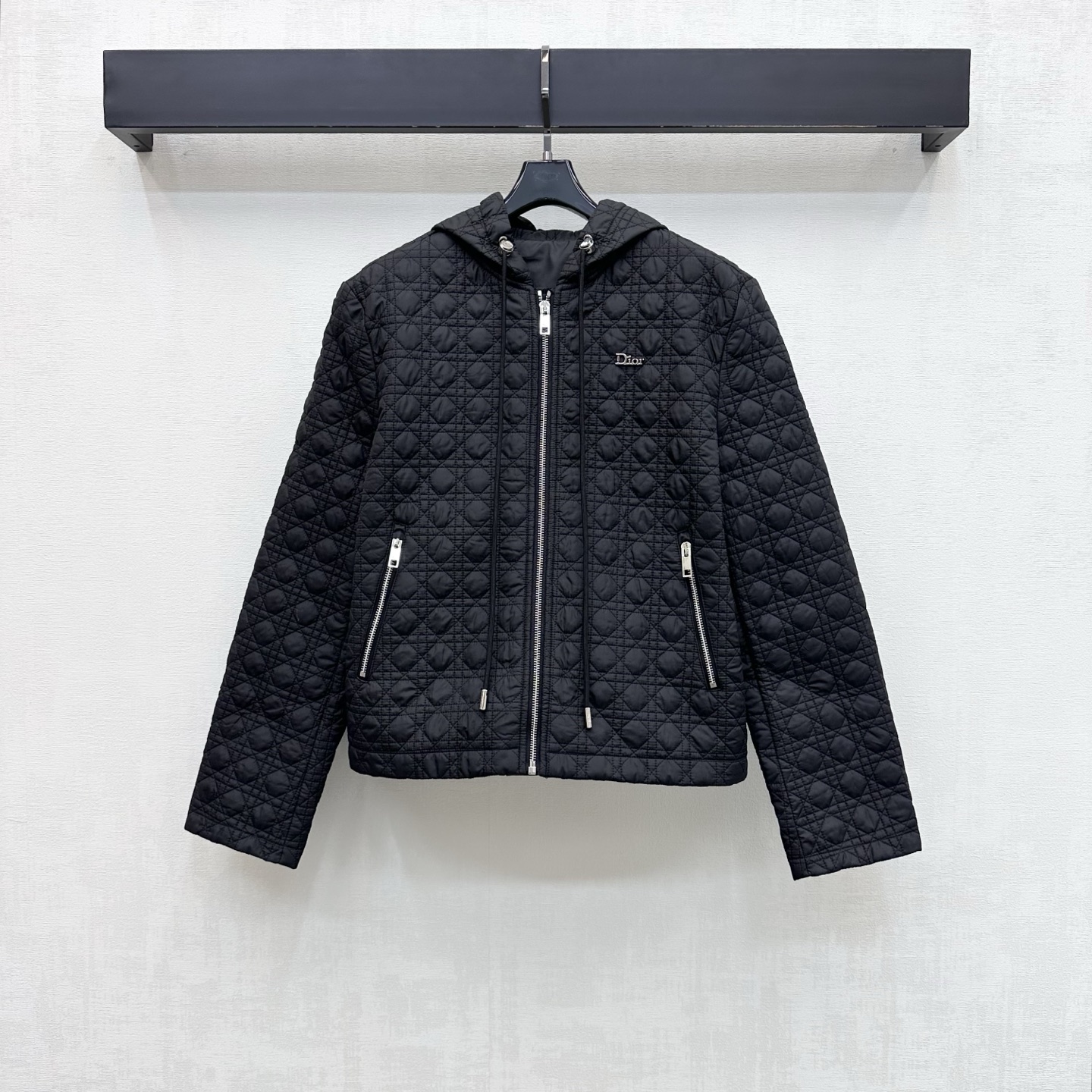 NO:947124,Dio*2026 new products are on the shelves. The hooded rhombus cotton jacket is made of YB imported windproof and waterproof nylon material. The details are restored. The upgraded material improves the cold protection function in autumn and winter. The interior is filled with cotton. The whole piece is light and warm. The whole rhombus embossing process is combined with the symmetrical vertical zipper pocket design to add a sense of layering. The chest is decorated with the iconic metal letter logo. The zipper and drawstring buckle have the same elements to highlight the brand's tonality. Development of surface accessories. Hooded jacket jacket tailoring. Warmth and fashion are integrated.  High version 2 colors,,dior,jackets & coats,jackets & coats,hats,19860909Dio*2026新品上架连帽菱格棉服外套定制YB进口防风防水尼龙材质 其细节还原 升级材质提升秋冬御寒功能 内里衔棉填充 整件轻盈保暖 通体菱格压纹工艺配合对称竖款拉链口袋设计 增添造型层次感 胸前点缀标志性金属字母徽标装饰 拉链与抽绳扣同样元素 彰显品牌调性 面辅料开发 连帽夹克外套剪裁 保暖与时髦一体  高版本2色,,dior,jackets & coats,jackets & coats,hats,,Women's clothing