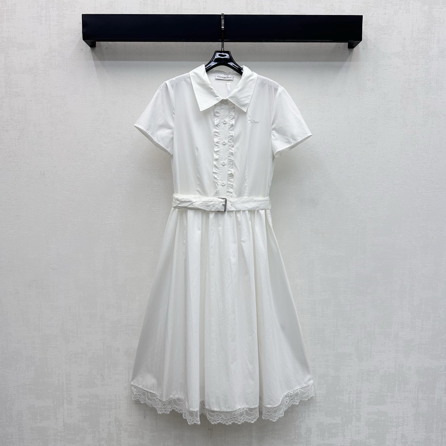 NO:947071,Dio*2026 new arrivals fungus lace dress customized YB imported twill cotton material, soft and skin-friendly, breathable, double-layered three-dimensional pleated fungus edge on the front, adjustable with metal buckle belt made of the same fabric at the waist, echoing the lace splicing design on the hem, adding layering to the look, decorated with iconic embroidered letters and logo elements on the chest, highlighting the brand's tone, development of surface accessories, short-sleeved belt dress tailoring, high-end fashion for commuting and vacationing  High version 2 colors, dior, skirts, T-shirt,19860909Dio*2026新品上架木耳蕾丝边连衣裙定制YB进口斜纹全棉材质 柔软亲肤透气 前襟双层立体褶皱木耳边 配合腰部同系布金属扣腰带调节处理 呼应下摆蕾丝花边拼接设计 增添造型层次感 胸前点缀标志性刺绣字母徽标元素装饰 彰显品牌调性 面辅料开发 短袖腰带连衣裙剪裁 通勤度假穿搭高级时髦 高版本2色,,dior,skirts,T-shirt,,Women's clothing
