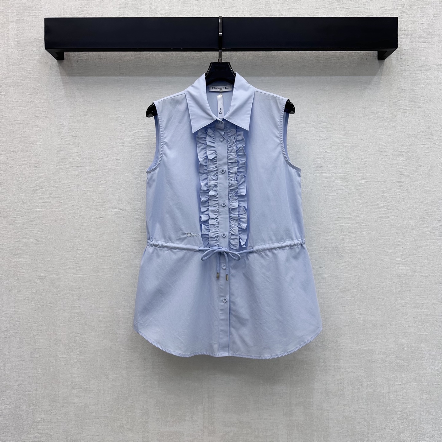 NO:947050,Dio*2026 new products are on the shelves. Customized YB imported twill cotton material. It is soft and breathable. The lapel button and waist drawstring are used for adjustment. It is matched with the double-layer three-dimensional pleated earring design on the front to add layering to the look. The waist is decorated with iconic embroidered letters and logo elements to highlight the brand tone. Development of surface accessories. Lapel sleeveless shirt tailoring. Casual matching and high-end fashion. High version 2 colors, dior, shirts,19860909Dio*2026新品上架木耳边抽绳背心定制YB进口斜纹全棉材质 柔软亲肤透气 沿用翻领开襟纽扣与腰部抽绳调节处理 配合前襟双层立体褶皱木耳边设计 增添造型层次感 腰部点缀标志性刺绣字母徽标元素装饰 彰显品牌调性 面辅料开发 翻领无袖衬衫剪裁 随意搭配穿搭高级时髦 高版本2色,,dior,shirts,,Women's clothing