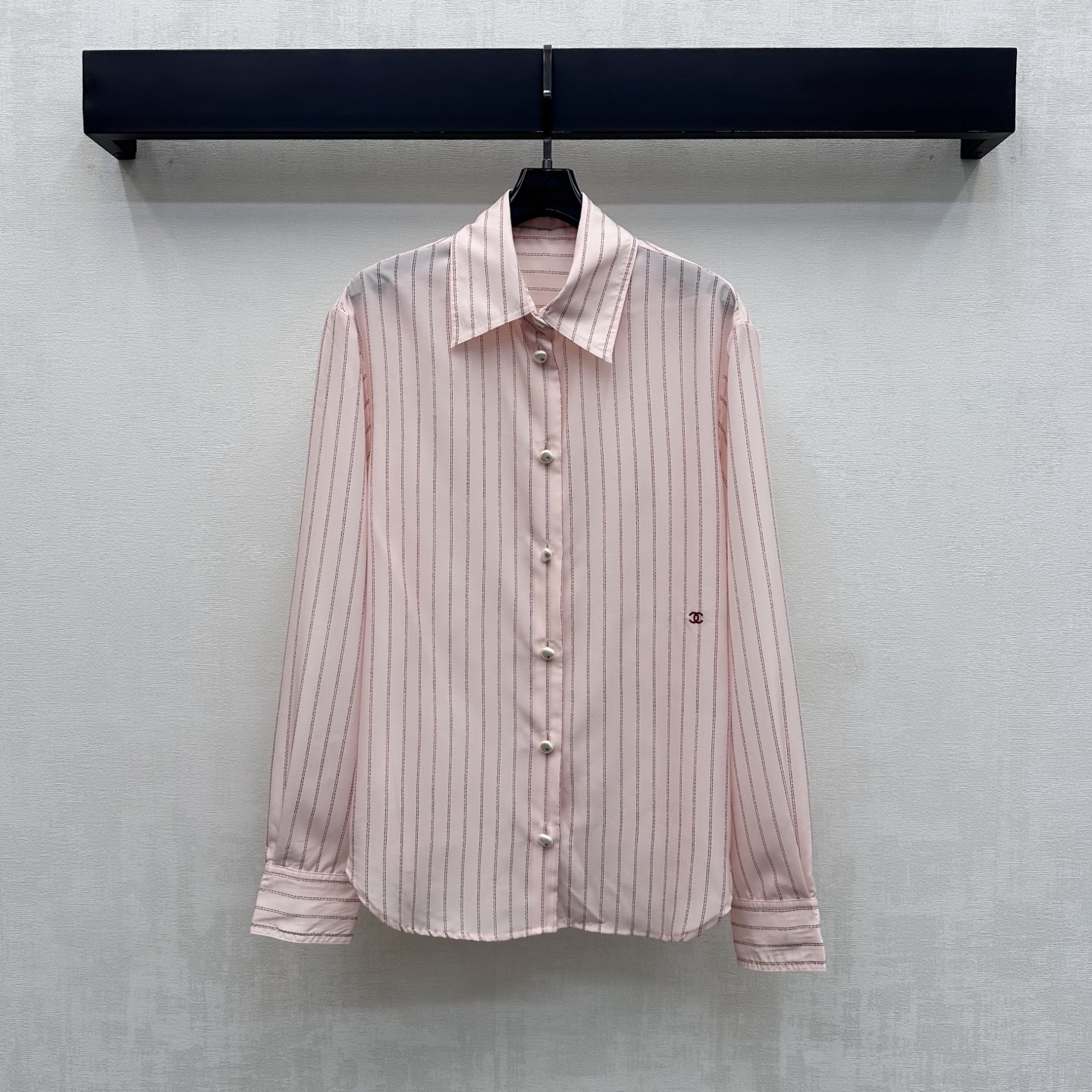 NO:947128,Chane*2026 New Arrival Striped Waist Belted Shirt Customized YB imported twill cotton material Light and soft texture, skin-friendly and breathable All-over pinstripe design with same-line fabric straps on the back to freely tie the waist to add layering to the look Special-shaped pearl engraved letter buttons on the placket echo the iconic double C letter embroidered logo embellishment low-key to highlight the brand tone Development of surface accessories Lapel long-sleeved shirt tailoring Casual matching Easily wear to create a minimalist and advanced style  High version 36 38 40,,chanel,shirts,19860909Chane*2026新品上架条纹收腰系带衬衫定制YB进口斜纹棉材质 质地轻盈柔软 触感亲肤透气 通体细条纹设计配合后背同系布绑带自由系结收腰 增添造型层次感 门襟异形珍珠刻印字母纽扣 呼应标志性双C字母刺绣徽标点缀 低调彰显品牌调性 面辅料开发 翻领长袖衬衣剪裁 随意搭配 穿搭轻松打造极简高级风 高版本36 38 40,,chanel,shirts,,Women's clothing