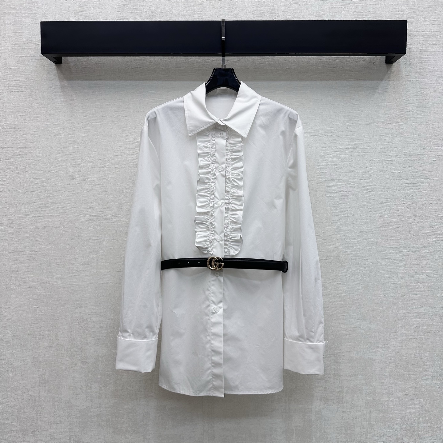NO:947092,Gucc*2026 new arrivals, ear-edge belt shirt, customized YB imported twill cotton material. Soft, skin-friendly and breathable. Use lapel button adjustment processing and double-layer three-dimensional pleated ear edge design on the front to add layering to the look. Pair with retro double G belt to freely tighten the waistline. Easily create body proportions. Highlight the brand tone. Development of surface accessories. Long lapel shirt tailoring. Casually match and wear high-end fashion. High version, gucci, shirts,19860909Gucc*2026新品上架木耳边腰带衬衣定制YB进口斜纹全棉材质 柔软亲肤透气 沿用翻领开襟纽扣调节处理配合前襟双层立体褶皱木耳边设计 增添造型层次感 搭配复古双G腰带自由收束腰线 轻松打造身材比例 彰显品牌调性 面辅料开发 翻领长款衬衫剪裁 随意搭配穿搭高级时髦 高版本,,gucci,shirts,,Women's clothing