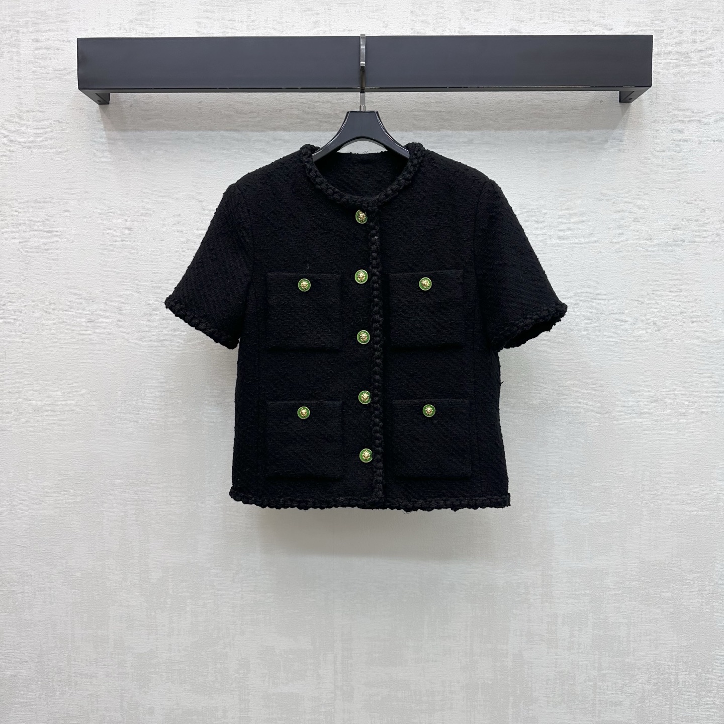 NO:947111,Chane*2026 new arrivals gold and green button tweed jacket customized YB imported high-density tweed material Thick and crisp, full texture Designed with round neck hand-woven texture technology to add exquisite layering to the shape Multi-pocket green enamel metal lion head embossed button decoration Echoes the printing and chain lining details Low-key highlights the brand tone Simple and advanced Surface accessories development Round-neck short-sleeved jacket cut High waistline to modify the figure Can be worn with culottes and trousers to be elegant and fashionable  High version 36 38 40,,chanel,skirts,jackets & coats,T-shirt,19860909Chane*2026新品上架金绿纽扣粗花呢外套定制YB进口高密粗花呢材质 厚实挺括 肌理十足 沿用圆领手工编织纹理工艺设计 增添造型精致层次感 多口袋绿珐琅金属狮子头浮雕纽扣装饰 呼应印花与链条内衬细节 低调彰显品牌调性 简约高级 面辅料开发 圆领短袖外套剪裁 拉高腰线修饰身形 可随意搭配裙裤装穿搭优雅时髦  高版本36 38 40,,chanel,skirts,jackets & coats,T-shirt,,Women's clothing