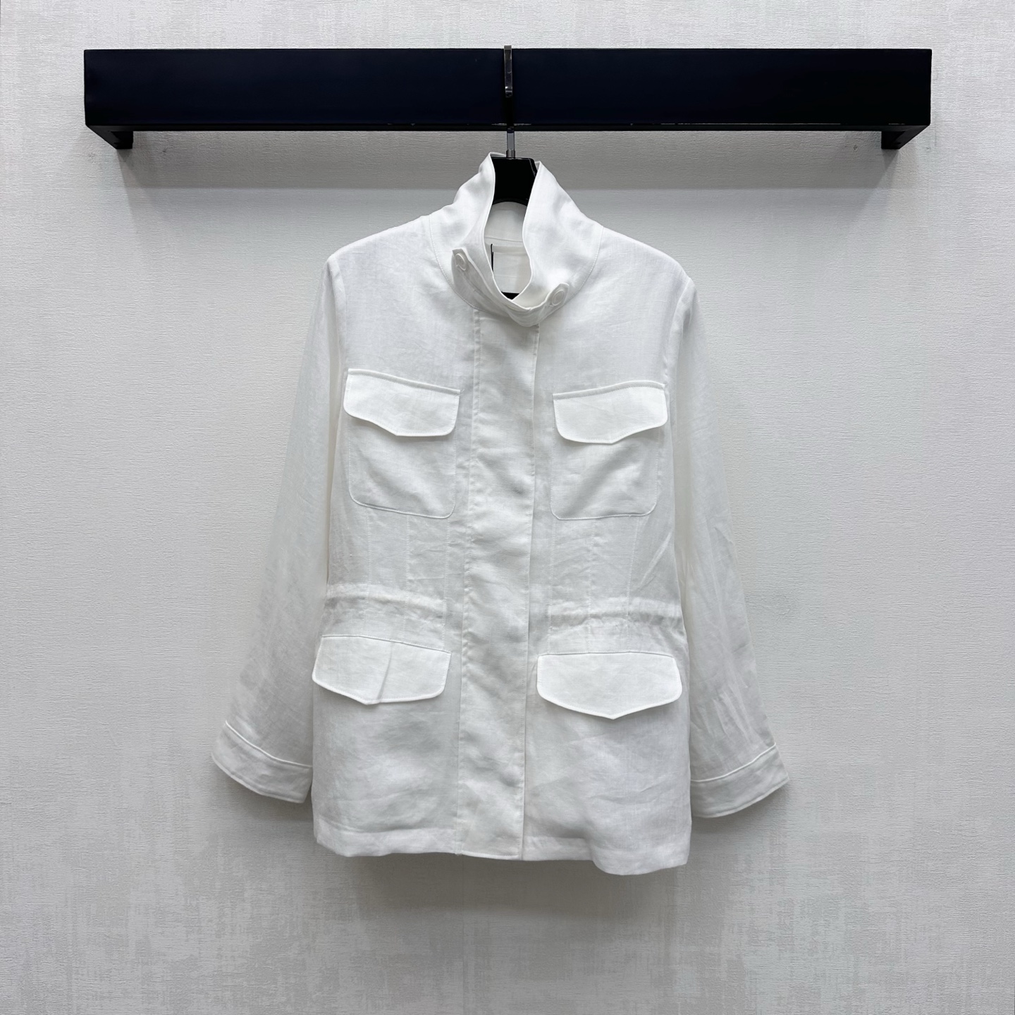 NO:948664,LP*2026 new products are on the shelves. The linen stand-up collar work jacket is custom-made. The YB imported linen material is fine and soft, breathable and skin-friendly. The stand-up collar hidden placket and zipper button design with engraved letters are used to highlight the brand tone in a low-key manner. The four-layer three-dimensional work wear patch pocket decoration on the body is combined with the waist drawstring adjustment to add a layered look. Easily create a French elegant and relaxed accent. Development of surface accessories. Stand-up collar windbreaker jacket tailoring. Casually match and wear lazy and advanced.  High version 4 colors,,loro piana,jackets & coats,19860909LP*2026新品上架亚麻立领工装外套定制YB进口亚麻材质质地细腻柔软 透气亲肤 沿用立领隐藏式开襟刻印字母拉链纽扣设计 低调彰显品牌调性 衣身四层立体工装贴袋装饰 配合腰部抽绳调节处理增添造型层次感 轻松打造法式优雅松弛腔调 面辅料开发 立领风衣外套剪裁 随意搭配穿搭慵懒高级 高版本4色,,loro piana,jackets & coats,,Women's clothing