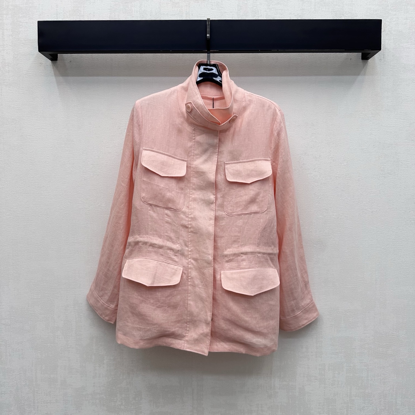 NO:948566,LP*2026 new products are on the shelves. The linen stand-up collar work jacket is custom-made. The YB imported linen material is fine and soft, breathable and skin-friendly. The stand-up collar hidden placket and zipper button design with engraved letters are used to highlight the brand tone in a low-key manner. The four-layer three-dimensional work wear patch pocket decoration on the body is combined with the waist drawstring adjustment to add a layered look. Easily create a French elegant and relaxed accent. Development of surface accessories. Stand-up collar windbreaker jacket tailoring. Casually match and wear lazy and advanced.  High version 4 colors,,loro piana,jackets & coats,19860909LP*2026新品上架亚麻立领工装外套定制YB进口亚麻材质质地细腻柔软 透气亲肤 沿用立领隐藏式开襟刻印字母拉链纽扣设计 低调彰显品牌调性 衣身四层立体工装贴袋装饰 配合腰部抽绳调节处理增添造型层次感 轻松打造法式优雅松弛腔调 面辅料开发 立领风衣外套剪裁 随意搭配穿搭慵懒高级 高版本4色,,loro piana,jackets & coats,,Women's clothing
