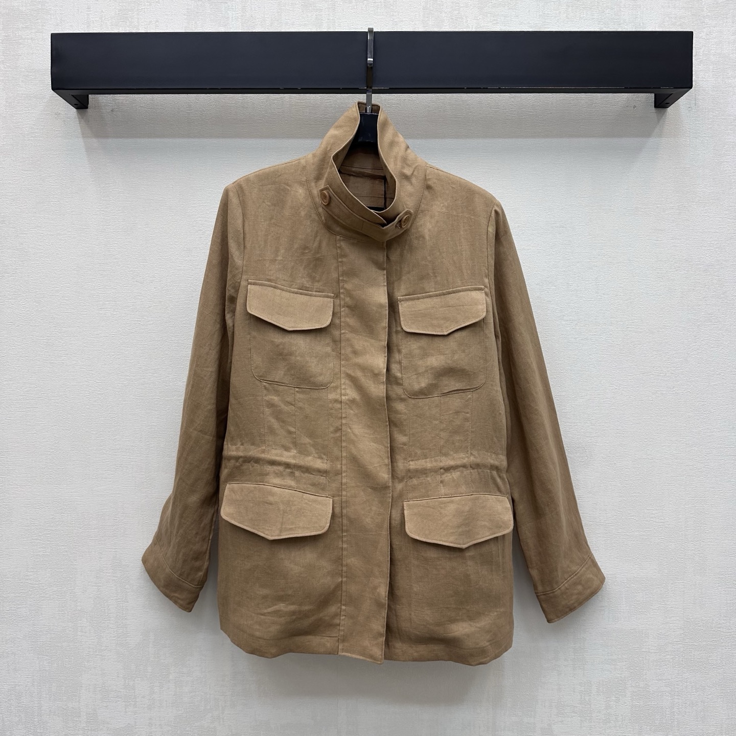 NO:948615,LP*2026 new products are on the shelves. The linen stand-up collar work jacket is custom-made. The YB imported linen material is fine and soft, breathable and skin-friendly. The stand-up collar hidden placket and zipper button design with engraved letters are used to highlight the brand tone in a low-key manner. The four-layer three-dimensional work wear patch pocket decoration on the body is combined with the waist drawstring adjustment to add a layered look. Easily create a French elegant and relaxed accent. Development of surface accessories. Stand-up collar windbreaker jacket tailoring. Casually match and wear lazy and advanced.  High version 4 colors,,loro piana,jackets & coats,19860909LP*2026新品上架亚麻立领工装外套定制YB进口亚麻材质质地细腻柔软 透气亲肤 沿用立领隐藏式开襟刻印字母拉链纽扣设计 低调彰显品牌调性 衣身四层立体工装贴袋装饰 配合腰部抽绳调节处理增添造型层次感 轻松打造法式优雅松弛腔调 面辅料开发 立领风衣外套剪裁 随意搭配穿搭慵懒高级 高版本4色,,loro piana,jackets & coats,,Women's clothing