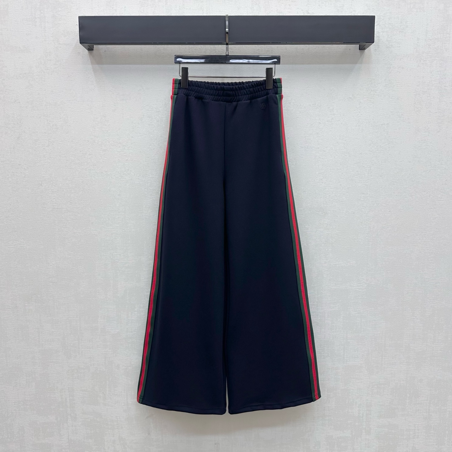 NO:951634,Gucc*2026 new product splicing striped webbing suit Customized YB imported twill cotton material Soft and skin-friendly The texture is fine and breathable The color is calm and elegant The elastic waistband is used with the contrasting red and green stripe design of the side thread of the pants to visually lengthen the leg line and add a sense of layering The waistband is decorated with iconic embroidered letter logo elements to highlight the brand tone Development of surface accessories Stand-up collar long-sleeved jacket elastic waist wide-leg trousers cut  The complete set is fully suitable for daily commuting and sports. High version, gucci, jackets & coats,19860909Gucc*2026新品上架拼接条纹织带套装 定制YB进口斜纹棉材质 触感柔软亲肤 质地细腻透气 色调沉稳大气 沿用松紧腰头配合裤侧螺纹撞色红绿色条纹设计 视觉上拉长腿部线条 增添造型层次感 裤腰处点缀标志性刺绣字母徽标元素装饰 彰显品牌调性 面辅料开发 立领长袖外套松紧腰阔腿长裤剪裁 成套穿搭日常通勤运动适配度十足 高版本,,gucci,jackets & coats,,Women's clothing