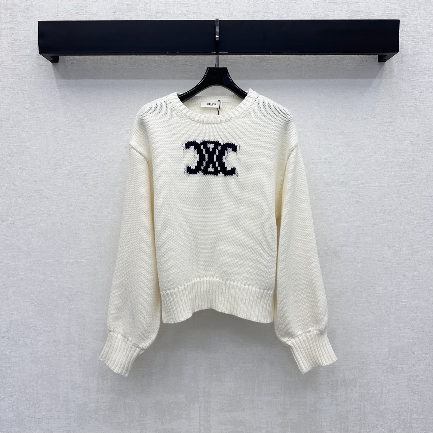 NO:951658,Celin* 2026 new products are on the shelves. Logo long-sleeved knitted custom YB imported wool knitted material. The texture is soft and skin-friendly. Breathable and not tight. The round neck design is combined with ribbing details to add layering to the shape. The elastic slim fit is slim and versatile. The iconic Arc de Triomphe logo element is decorated in the center of the chest to highlight the brand's tone. Development of surface accessories. Cutting of round-neck long-sleeved tops. Casual and high-end fashion for daily commuting. High version 2 colors,,celine,19860909Celin*2026新品上架 徽标长袖针织定制YB进口羊毛针织材质 质地柔软亲肤 透气不扎 沿用圆领设计配合罗纹包边细节处理 增添造型层次感 弹力修身版型显瘦又百搭 胸前居中点缀标志性凯旋门徽标元素装饰 彰显品牌调性 面辅料开发 圆领长袖上衣剪裁 日常通勤随意搭配穿搭高级时髦  高版本2色,,celine,,Women's clothing