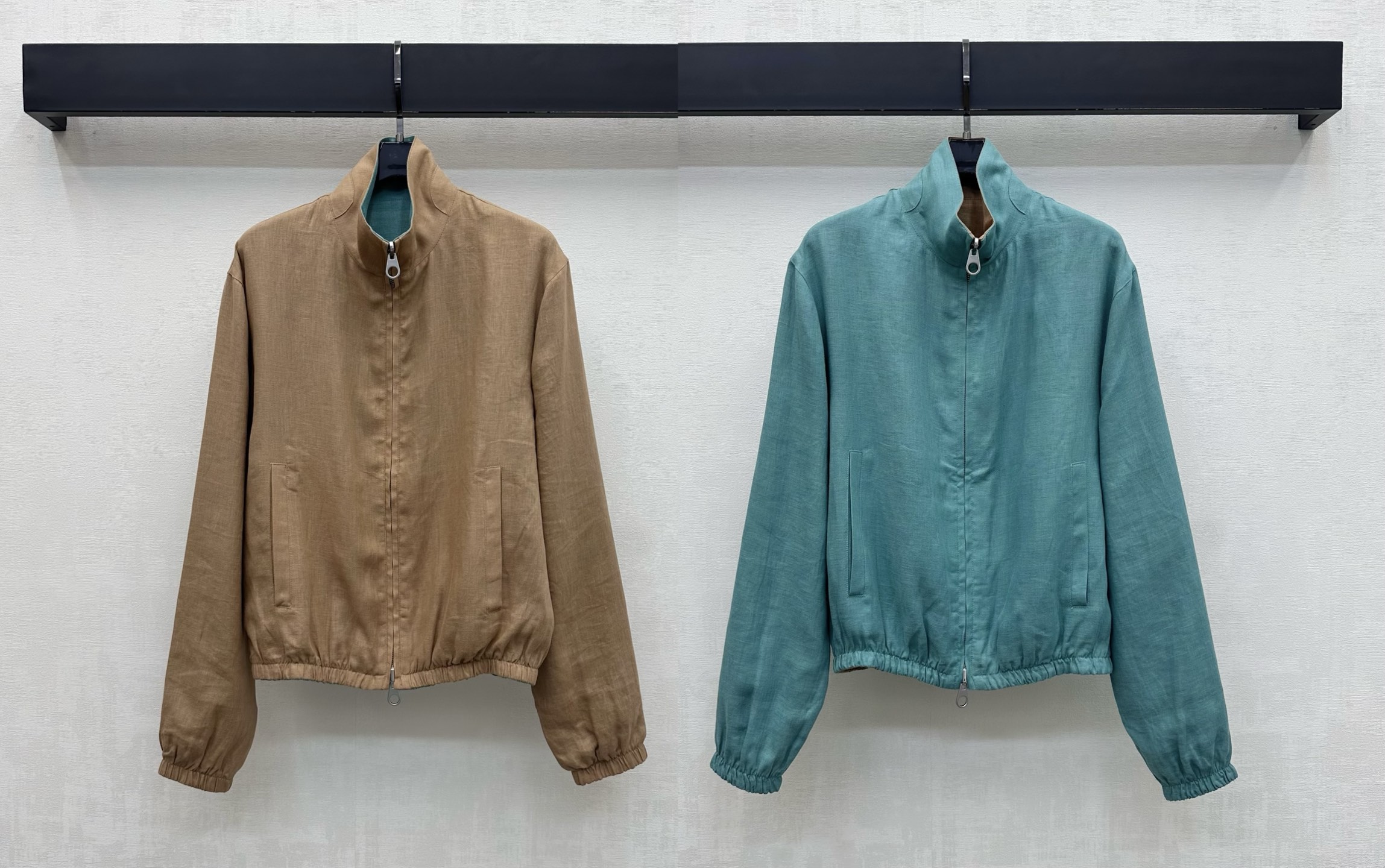 NO:953174,LP*2026 new products are on the shelves. Stand-up collar double-sided linen jacket. Customized YB imported linen fabric. It is light and breathable. It feels dry and skin-friendly. It has the unique texture of natural fibers and a micro-wrinkle effect. The upper body has a high-end, lazy and quiet luxury atmosphere. It is presented in different colors and textures. One side is elegant camel and the other side is fresh lake green. Two dressing styles on both sides of the same garment. Low-key to highlight the brand tone. Use the stand-up collar open zipper design to add layering to the look. Development of surface accessories  Stand-collar long-sleeved jacket tailoring. It can be worn casually to create an old-money high-end style. Elegant and casual. High-end version with 2 colors on both sides, loro piana,jackets & coats,jackets & coats,19860909LP*2026新品上架立领双面亚麻外套定制YB进口亚麻面料 质地轻盈透气 触感干爽亲肤 带有天然纤维的独特肌理感与微皱效果 上身自带高级慵懒的静奢氛围 采用不同色系与织感呈现 一面雅致驼色 另一面清新湖绿色 一衣两面两种穿搭风格 低调彰显品牌调性 沿用立领开襟拉链设计 增添造型层次感 面辅料开发 立领长袖夹克外套剪裁 随意搭配穿搭轻松打造老钱高级风 优雅又随性 高版本双面2色,,loro piana,jackets & coats,jackets & coats,,Women's clothing