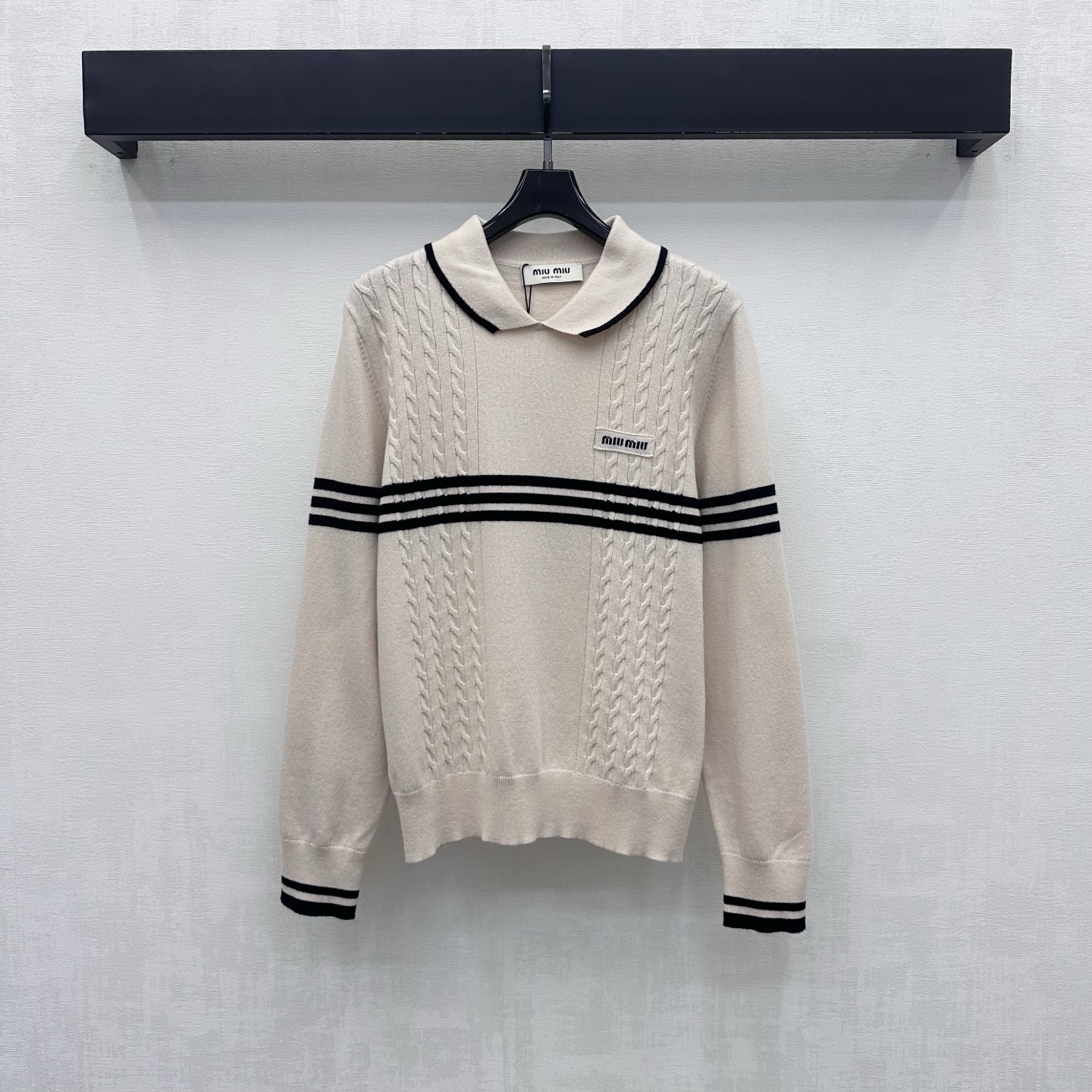 NO:953193,Miumi*2026 new products are available in striped long-sleeved knitted custom-made YB imported wool knitted material. The texture is soft and skin-friendly, breathable and not tied. The contrasting lapels are used with striped decoration. The design is coordinated and unified. The visual effect is outstanding. It adds a sense of layering to the shape. The elastic and slim fit is slim and versatile. The iconic letter woven logo element is embellished on the chest to highlight the brand's tone. The development of surface accessories. Lapel long-sleeved top tailoring. Casual matching and high-end fashion for daily commuting.  High version 3 colors,,miumiu,19860909Miumi*2026新品上架条纹长袖针织定制YB进口羊毛针织材质 质地柔软亲肤 透气不扎 沿用撞色翻领配合条纹装饰 设计协调统一 视觉效果出众 增添造型层次感 弹力修身版型显瘦又百搭 胸前点缀标志性字母织布徽标元素 彰显品牌调性 面辅料开发 翻领长袖上衣剪裁 日常通勤随意搭配穿搭高级时髦  高版本3色,,miumiu,,Women's clothing