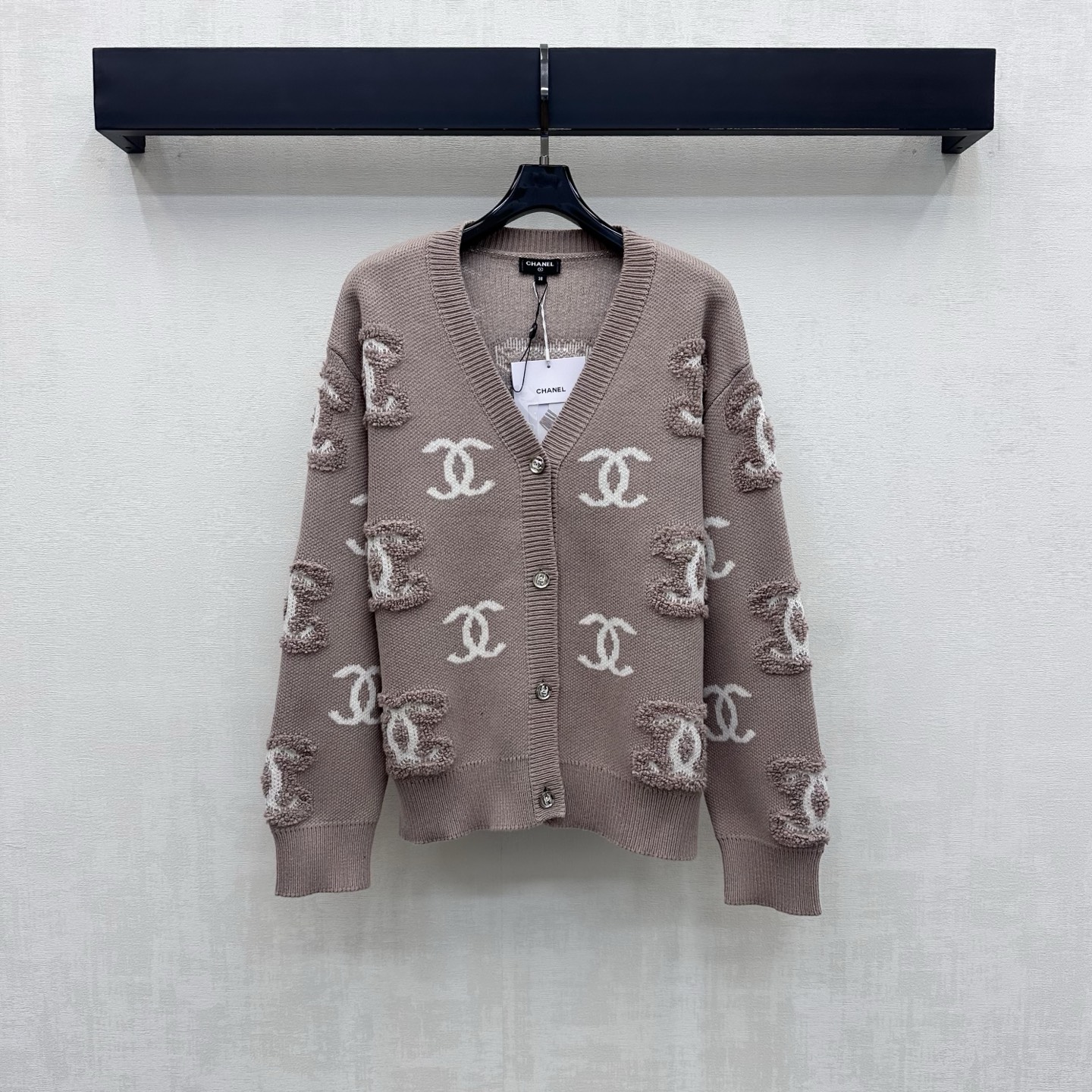NO:953202,Chane*2026 new arrivals jacquard long-sleeved knitted cardigan. Customized YB imported wool knitted material. The texture is soft and skin-friendly. Breathable and not tight. The V-neck design is combined with ribbed edge details to add layering to the look. The elastic slim fit is slim and versatile. Ready-made clothes are covered with iconic double C letter jacquard elements. Three-dimensional terry flocking technology highlights the brand tone. The development of surface accessories. V-neck long-sleeved cardigan top tailoring. Casual matching for daily commuting. High-end fashion.  High version 3 colors,,chanel,19860909Chane*2026新品上架提花长袖针织开衫 定制YB进口羊毛针织材质 质地柔软亲肤 透气不扎 沿用V领设计配合罗纹包边细节处理 增添造型层次感 弹力修身版型显瘦又百搭 成衣满铺标志性双C字母提花元素 立体毛圈植绒工艺 彰显品牌调性 面辅料开发 V领长袖开衫上衣剪裁 日常通勤随意搭配穿搭高级时髦  高版本3色,,chanel,,Women's clothing