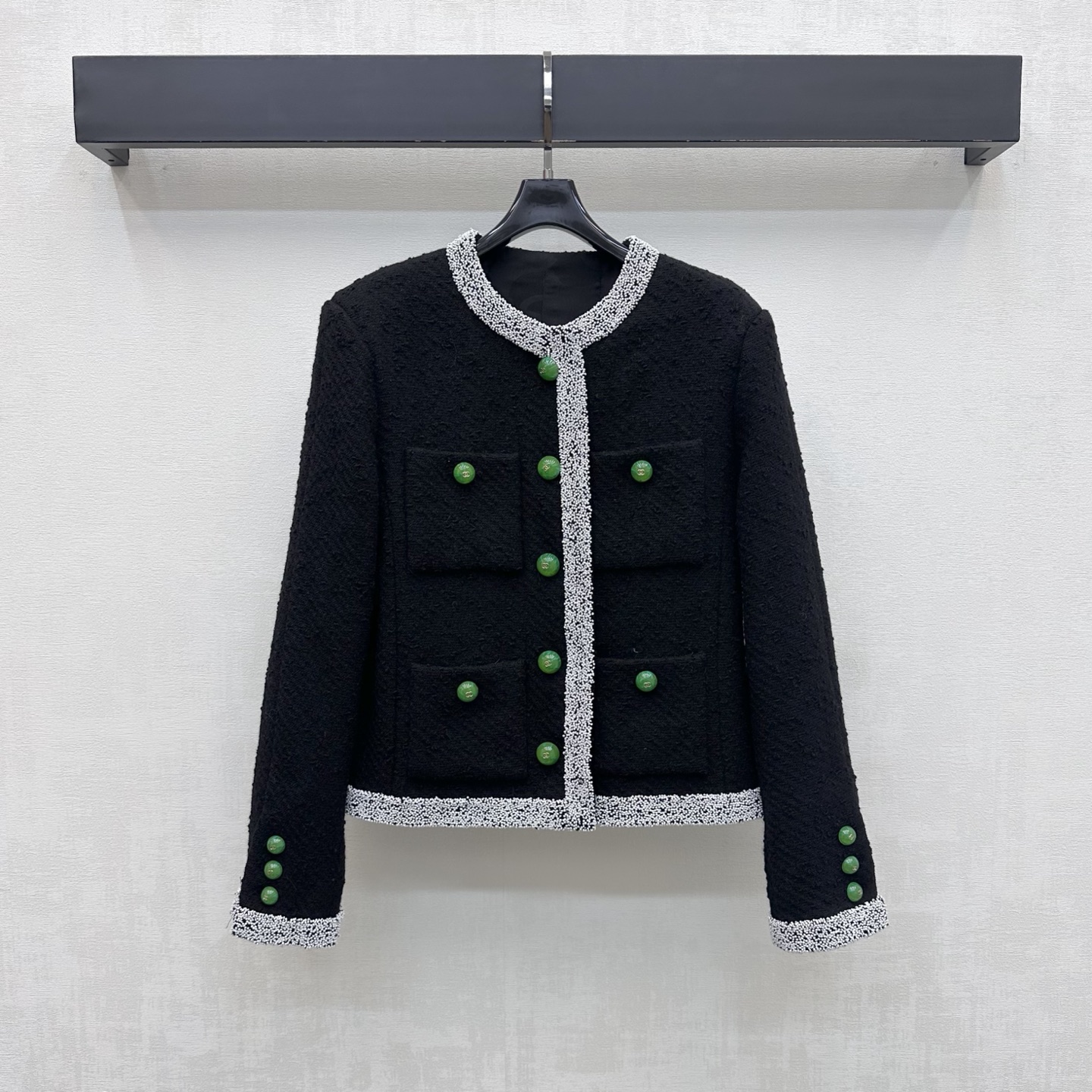 NO:953211,Chane*2026 new products are on the shelves. Xiaoxiangfeng short jacket is made of customized YB imported tweed material. The texture is crisp and stylish, and the touch is soft and delicate. It is still decorated with emerald green buttons on the placket. It is designed with hand-made silver and white beads extending from the collar to the hem and cuffs. It enriches the visual effect and shows the style of a retro lady. It highlights the brand tone. The classic short box cut echoes the details of the lining process and adds a sense of layering to the look. Development of surface accessories  The silhouette of the suit jacket is cut to create a high-end texture. It can be worn casually and stylishly. High version 36 38 40,,chanel,jackets & coats,business suit,19860909Chane*2026新品上架小香风短款外套定制YB进口粗花呢材质 质感挺括有型 触感软糯细腻 沿用开襟翡翠绿纽扣装饰 配合领口延至下摆与袖口手工细碎银白珠设计 丰富视觉效果 尽显复古名媛风范 彰显品牌调性 经典短款箱型裁剪 呼应内衬工艺细节 增添造型层次感 面辅料开发 廓形西装外套剪裁 打造高级质感 随意搭配穿搭利落时髦 高版本36 38 40,,chanel,jackets & coats,business suit,,Women's clothing