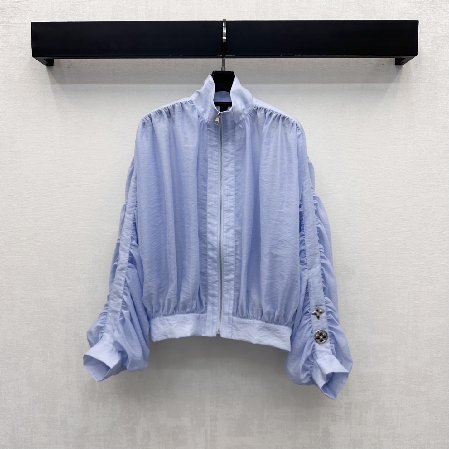 NO:954409,Louis vuitto*2026 new arrivals stand-up collar shirred bomber jacket. Customized YB imported lightweight material. Light and smooth texture. Skin-friendly drape. Use the stand-up collar zipper adjustment. Designed with three-dimensional shirring technology on both sides of the sleeves to add layering to the look. The cuffs are decorated with metal four-leaf clover logo elements to highlight the brand's tone. Surface and accessories development. Stand-up collar long-sleeved jacket tailoring. You can easily create a French haute couture style with skirts and trousers for daily commuting. High version, Louis  vuitton,skirts,jackets & coats,jackets & coats,19860909Louis vuitto*2026新品上架立领抽褶飞行员外套 定制YB进口轻薄材质 质地轻盈顺滑 触感亲肤垂坠 沿用立领开襟拉链调节处理 配合两侧袖子立体抽褶工艺设计 增添造型层次感 袖口搭配金属四叶草徽标元素装饰 彰显品牌调性 面辅料开发 立领长袖夹克外套剪裁 日常通勤随意搭配裙裤装都能轻松打造法式高级风 高版本,,louis vuitton,skirts,jackets & coats,jackets & coats,,Women's clothing