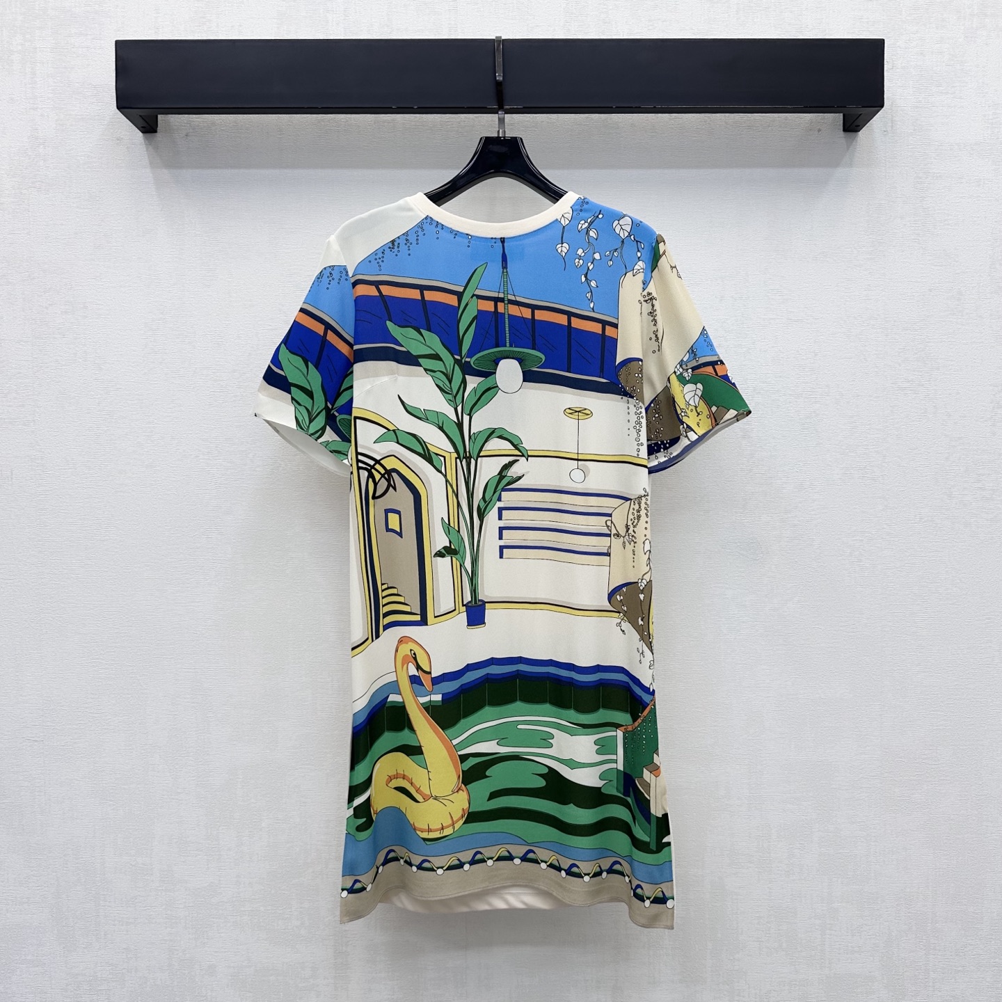 NO:954444,LP*2026 new arrivals resort-style printed dress, custom-made YB imported twill silk and cotton material, soft and skin-friendly, breathable, using off-white contrasting hand-painted European cabins with green plants and swan swimming pool elements all-over printed patterns to highlight the brand tone, full color, classic round neck hemming design, adding layering to the look, loose version to accommodate various body shapes, development of fabric accessories, round neck short-sleeved dress tailoring, the first choice for travel, stylish and stylish, high version, loro  piana,skirts,T-shirt,19860909LP*2026新品上架度假风印花连衣裙定制YB进口斜纹绸棉材质 柔软亲肤透气 沿用米白撞手绘欧式小屋与绿植和天鹅泳池元素满印图案 彰显品牌调性 色彩度饱满 经典圆领包边设计 增添造型层次感 宽松版型包容各种身材 面辅料开发 圆领短袖连衣裙剪裁 出游首选单品 穿搭出彩时髦 高版本,,loro piana,skirts,T-shirt,,Women's clothing
