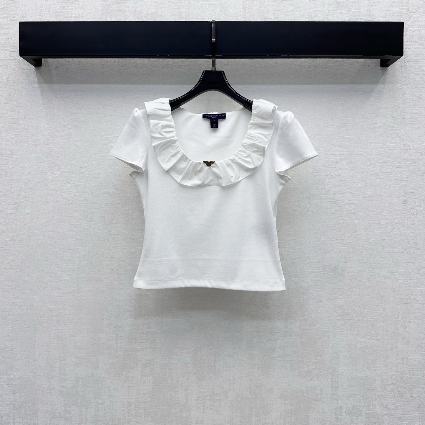 NO:954426,Louis Vuitto*2026 new arrivals, short ruffled top made of custom YB imported twill cotton, comfortable and easy to wear, U-shaped ruffled collar design, surrounded by layers of pleated ruffles, adding layering to the look. The neckline is embellished with the iconic metal logo decoration, highlighting the brand's tone. Development of surface accessories. U-neck short top tailoring, casually matched to show a relaxed and luxurious temperament, outstanding and fashionable, high version 2 colors,, louis vuitton,19860909Louis Vuitto*2026新品上架短款荷叶边上衣定制YB进口斜纹全棉材质 舒适亲肤好穿 U型荷叶边领设计 层层褶皱荷叶环绕 增添造型层次感 领口点缀标志性金属徽标装饰 彰显品牌调性 面辅料开发 U领短款上衣剪裁 随意搭配穿搭尽显松弛轻奢气质 出彩时髦  高版本2色,,louis vuitton,,Women's clothing