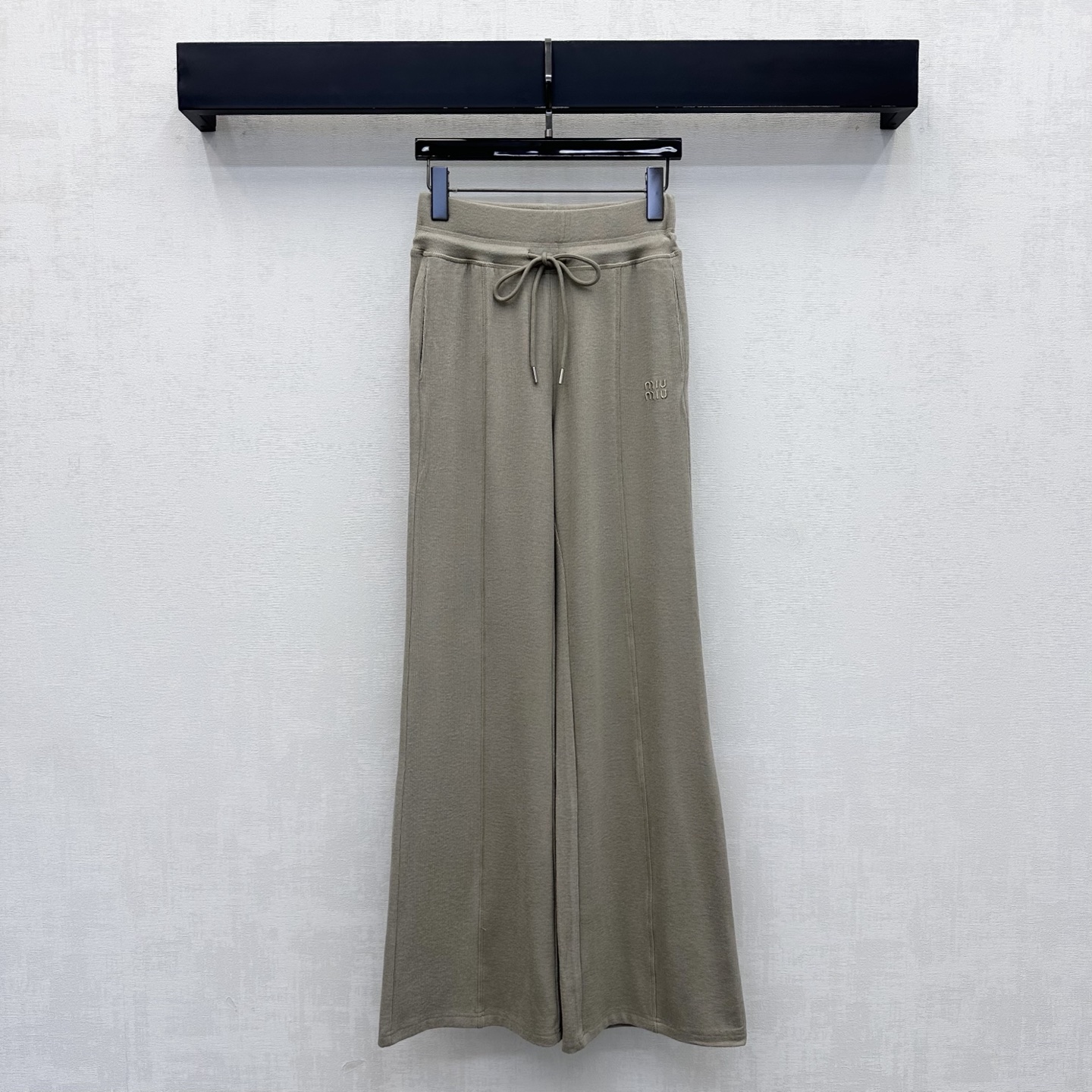 NO:955387,Miumi*2026 new arrivals embroidered wide-leg trousers. Customized YB imported knitted blended material. High-quality texture. Comfortable and stylish. Longitudinal three-dimensional taping process on the trousers. Visually elongates the body proportions, making you look taller and thinner. Adds layering to the look. Creates a French lazy sense of relaxation. Iconic letter embroidered logo embellishment highlights the brand tone. Development of surface accessories. Elastic waist trousers cut. Can be paired with tops from the same series. The first choice for commuting casual suits.  High version 2 colors,,miumiu,19860909Miumi*2026新品上架刺绣阔腿长裤 定制YB进口针织混纺材质 质感上乘 舒适有型 裤身纵向立体压条工艺 视觉上拉长身材比例 显高显瘦 增添造型层次感 打造法式慵懒的松弛感 标志性字母刺绣徽标点缀装饰 彰显品牌调性 面辅料开发 松紧腰长裤剪裁 可搭配同系列上衣 通勤休闲套装穿搭首选   高版本2色,,miumiu,,Women's clothing