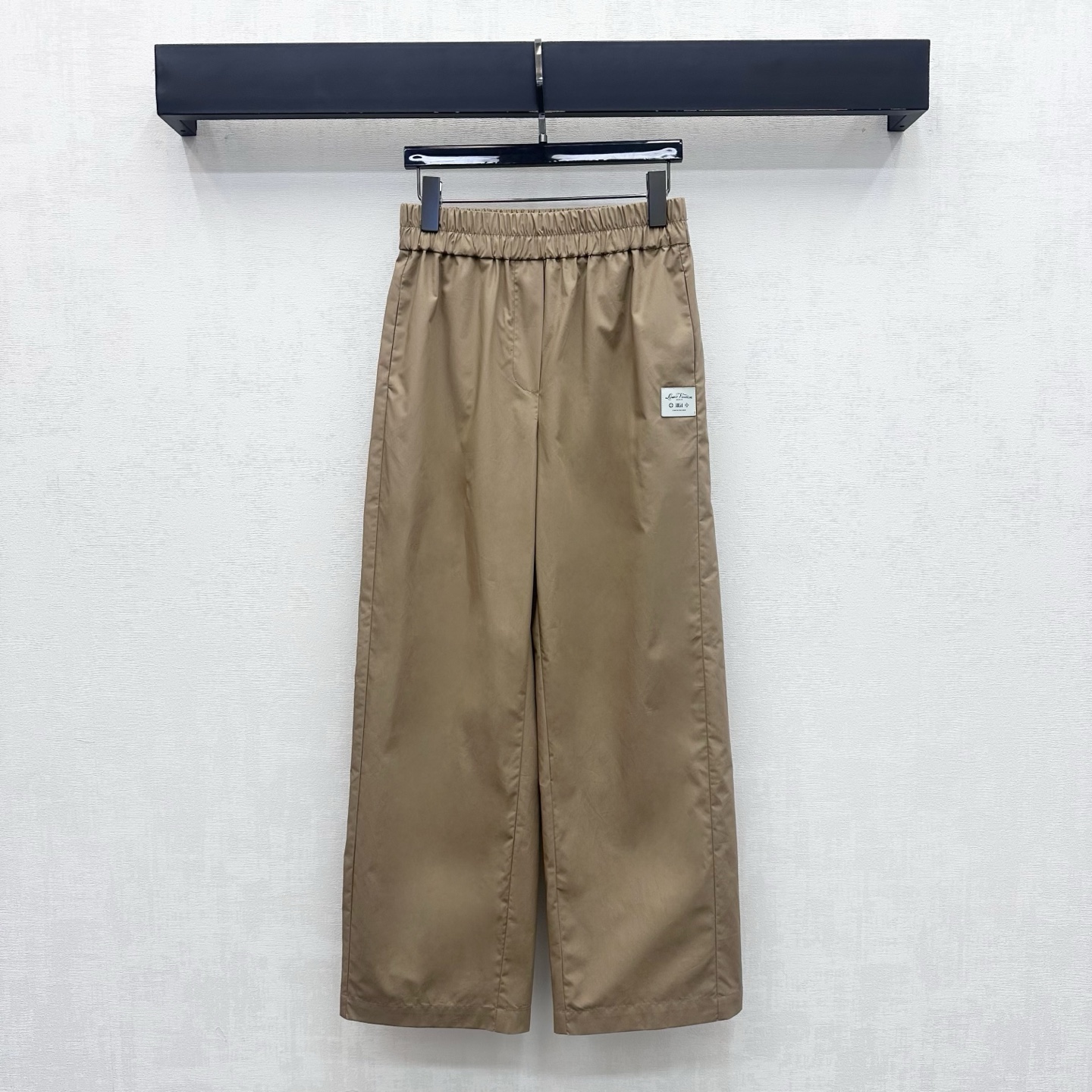 NO:955394,Louis Vuitto*2026 new arrival leather label straight trousers. Customized YB imported twill cotton material with a glossy, crisp and stylish texture. The elastic elastic waistband is combined with symmetrical pocket design on both sides. It is portable and easy to put on and take off without restraint. It adds a sense of layering to the look. The side of the trousers is decorated with iconic letter leather label elements to highlight the brand tone. Development of surface accessories. Elastic waist trousers cut. Casual matching and fashionable. High version, Louis Vuitton,19860909Louis Vuitto*2026新品上架皮标直筒长裤 定制YB进口斜纹全棉材质质感光泽挺括有型 沿用弹力松紧腰头配合两侧对称插袋设计 穿脱便携无束缚感 增添造型层次感 裤侧点缀标志性字母皮标元素装饰 彰显品牌调性 面辅料开发 松紧腰长裤剪裁 随意搭配穿搭出彩时髦  高版本,,louis vuitton,,Women's clothing