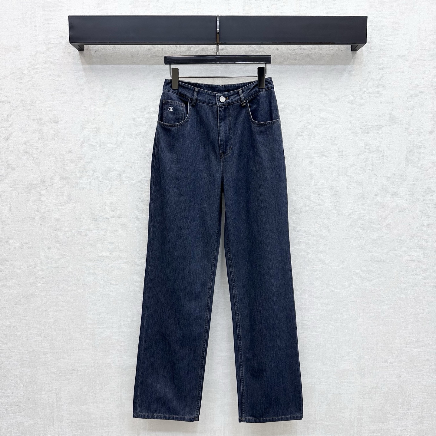 NO:956450,Chane*2026 new arrivals embroidered denim straight trousers customized with YB imported twill cotton denim material Comfortable, soft, breathable and easy to wear Multi-enzyme washing process Retro and fashionable High-waisted symmetrical pockets with back waist letter leather label design to add layering to the look Iconic engraved letter metal buttons and pockets decorated with double C embroidered logo decoration Highlight the brand tone Simple and advanced development of surface accessories High-waist buttoned straight trousers cut Can be matched with shirts of the same series  Complete set of high-end fashion old money style ceiling high version 36-42,,chanel,19860909Chane*2026新品上架刺绣牛仔直筒长裤定制YB进口斜纹全棉牛仔材质 舒适柔软 透气好穿 多重酵素水洗工艺处理 复古又时尚 高腰对称口袋配合后腰字母皮标设计 增添造型层次感 标志性刻印字母金属纽扣配合口袋点缀双C刺绣徽标装饰 彰显品牌调性 简约高级 面辅料开发 高腰系扣直筒长裤剪裁 可搭配同系列衬衣 成套穿搭高级时髦 老钱风天花板 高版本36-42,,chanel,,Women's clothing