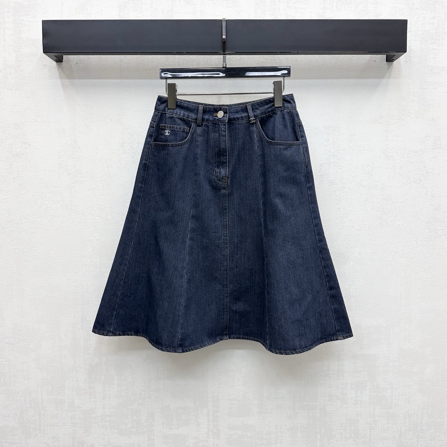 NO:956411,Chane*2026 new arrivals embroidered denim fishtail skirt customized YB imported twill cotton denim material Comfortable, soft, breathable and easy to wear Multi-enzyme washing process Retro and fashionable High-waisted symmetrical pockets with letter leather label design on the back to add layering to the look Iconic metal buttons with engraved letters and pockets embellished with double C embroidered logo decoration Highlight the brand tone Simple and advanced development of surface accessories High-waisted buttoned skirt cut Can be paired with shirts of the same series  Complete set of high-end fashion old money style ceiling high version 36-42, chanel, skirts,19860909Chane*2026新品上架刺绣牛仔鱼尾半裙定制YB进口斜纹全棉牛仔材质 舒适柔软 透气好穿 多重酵素水洗工艺处理 复古又时尚 高腰对称口袋配合后腰字母皮标设计 增添造型层次感 标志性刻印字母金属纽扣配合口袋点缀双C刺绣徽标装饰 彰显品牌调性 简约高级 面辅料开发 高腰系扣半身裙剪裁 可搭配同系列衬衣 成套穿搭高级时髦 老钱风天花板 高版本36-42,,chanel,skirts,,Women's clothing