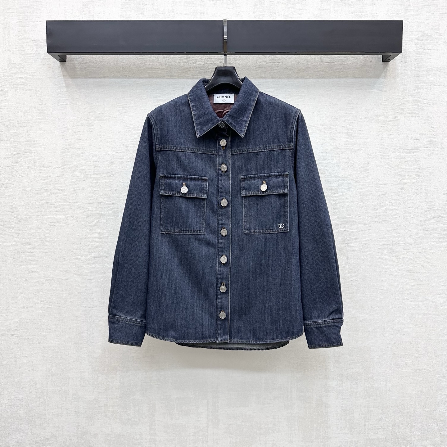 NO:956437,Chane*2026 New Products Leather Collar Denim Shirt Jacket Customized YB imported twill cotton denim material Comfortable, soft, breathable and easy to wear Multi-enzyme washing process Retro and fashionable Iconic metal letter buttons Matched with symmetrical flap pockets on the chest embellished with embroidered logo decoration Highlights the brand tone The neck lining and back collar are spliced with burgundy leather embroidered double C letter design to add layering to the look Surface accessories development Lapel long-sleeved shirt jacket tailoring  Can be paired with trousers and skirts from the same series. Complete set to wear high-end and fashionable. Old money style ceiling. High version 36 38 40,,chanel,skirts,jackets & coats,shirts,19860909Chane*2026新品上架皮领牛仔衬衣外套定制YB进口斜纹全棉牛仔材质 舒适柔软 透气好穿 多重酵素水洗工艺处理 复古又时尚 标志性金属字母纽扣 配合胸前对称翻盖口袋点缀刺绣徽标装饰 彰显品牌调性 领口内衬与后领拼接酒红色皮质压绣双C字母设计 增添造型层次感 面辅料开发 翻领长袖衬衫外套剪裁 可搭配同系列长裤半裙 成套穿搭高级时髦 老钱风天花板 高版本36 38 40,,chanel,skirts,jackets & coats,shirts,,Women's clothing