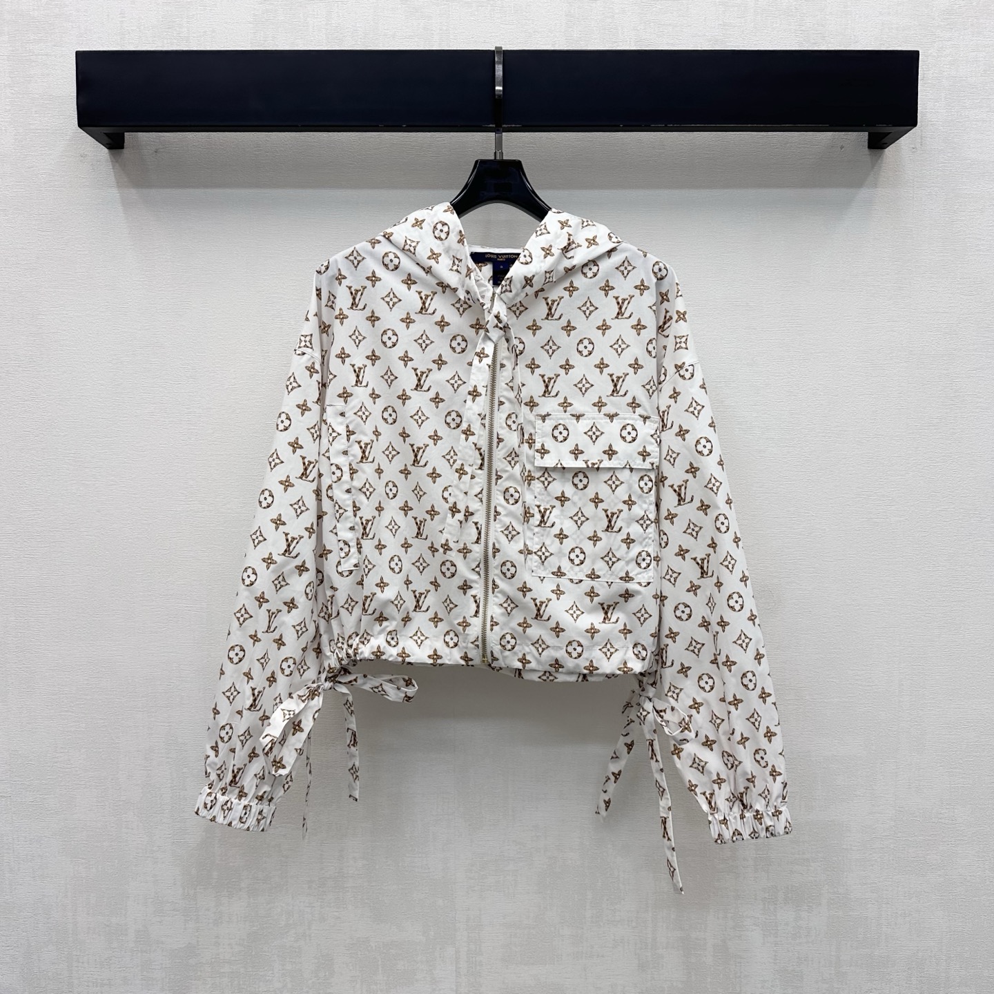NO:956397,Louis Vuitto*2026 new products are on the shelves. Printed short hooded jacket. Customized YB imported twill cotton material. The texture is shiny, crisp and stylish. The iconic four-leaf clover letter element decoration on the ready-made clothes echoes the patch pockets on one side and the flap pocket on one side. It breaks the conventional monotony and highlights the brand tone. The hooded drawstring and the hem drawstring are used to freely adjust the design. Optimize the body proportions, make you look taller and slimmer, and add layering to the look. Development of surface accessories. Cutting of short hooded jacket.  Match it casually and look fashionable. High version, Louis Vuitton, jackets & coats, hats,19860909Louis Vuitto*2026新品上架 印花短款连帽外套 定制YB进口斜纹棉材质 质感光泽挺括有型 成衣满铺标志性四叶草字母元素装饰呼应一侧贴袋与一侧翻盖口袋 打破常规单调感 彰显品牌调性 沿用连帽抽绳配合下摆收束带自由调节设计 优化身材比例 显高显瘦 增添造型层次感 面辅料开发 短款连帽外套剪裁 随意搭配穿搭出彩时髦  高版本,,louis vuitton,jackets & coats,hats,,Women's clothing