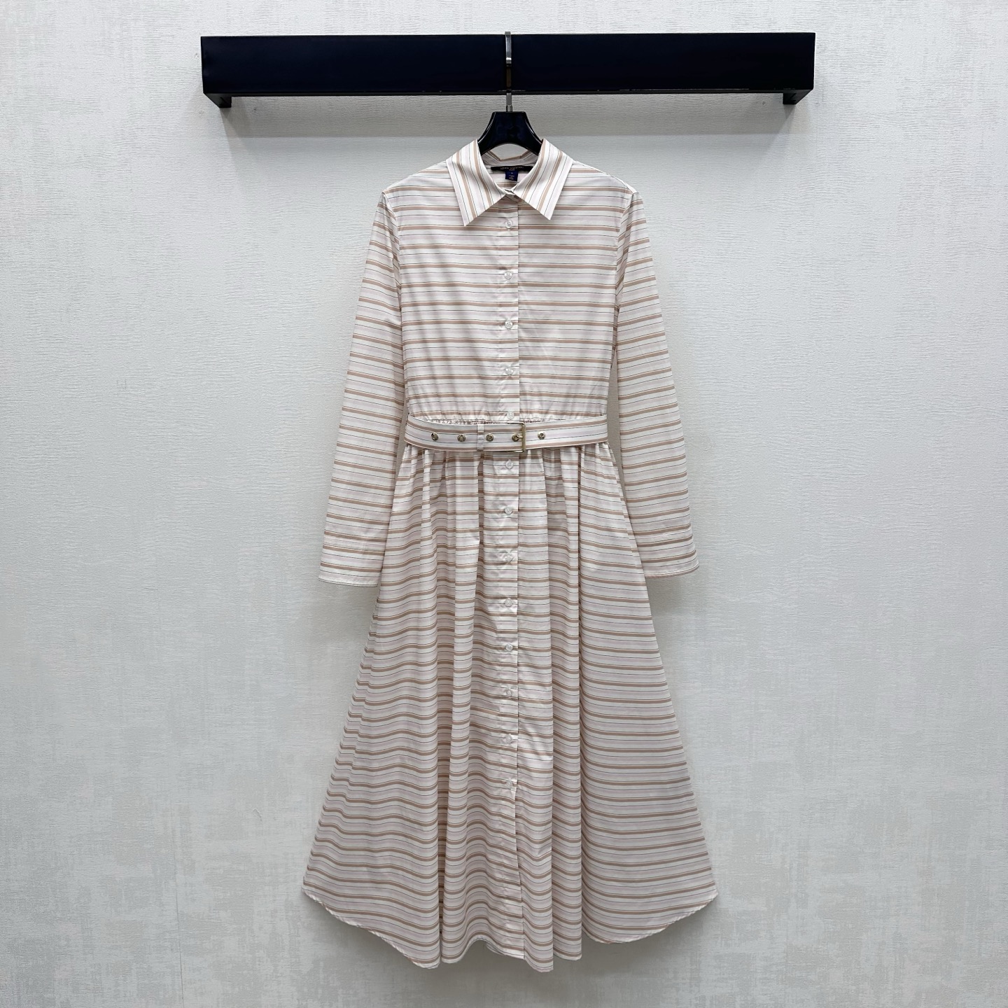 NO:956381,Louis Vuitto*2026 New Arrival Striped Belt Dress Customized YB Imported Twill Cotton Material Light Draping Texture with Delicate Gloss The lapel placket button is used to adjust the design of the fabric metal buckle belt to optimize the body proportions and highlight the waist line. The large loose skirt covers the flesh and makes the body slimmer. Adds a sense of layering to the shape. The whole body is decorated with light striped elements to highlight the brand's tone. Development of surface accessories. Lapel long-sleeved dress tailoring. The upper body instantly transforms into a goddess of elegance and elegance.  Daily wear is full of high-end sense. High version, Louis Vuitton, skirts,19860909Louis Vuitto*2026新品上架条纹腰带连衣裙定制YB进口斜纹棉材质 质地轻盈垂坠 带有细腻的光泽感 沿用翻领开襟纽扣配合本布金属扣腰带调节设计 优化身材比例 凸显腰部线条 大散状裙摆遮肉显瘦 增添造型层次感 通体满铺浅调条纹元素装饰 彰显品牌调性 面辅料开发 翻领长袖连衣裙剪裁 上身秒变气质优雅女神 日常穿搭高级感十足  高版本,,louis vuitton,skirts,,Women's clothing