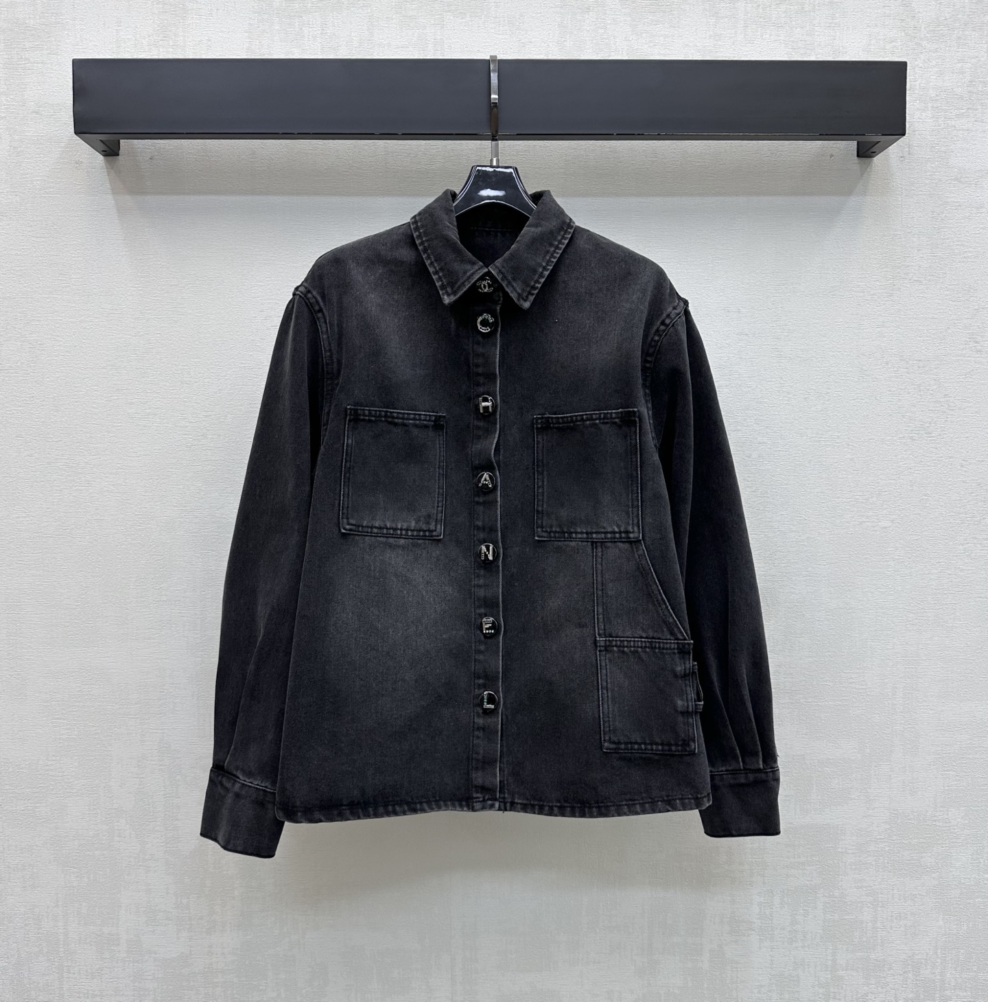 NO:957581,Chane*2026 new arrival letter button denim shirt jacket. Customized YB imported twill cotton denim material. Comfortable, soft, breathable and easy to wear. Multiple enzyme washing process. Retro and fashionable. Iconic metal irregular color diamond letter buttons for adjustment and decoration. Highlight the brand tone. With symmetrical flap pocket design on the chest and double C letter accessories on the side hem, it adds a sense of layering to the look. Simple and advanced. Development of surface accessories. Lapel long-sleeved shirt jacket tailoring. Can be paired with mid-length trousers of the same series.  Complete set of high-end fashion high version 36-40,,chanel,jackets & coats,shirts,19860909Chane*2026新品上架字母扣牛仔衬衣外套 定制YB进口斜纹全棉牛仔材质 舒适柔软 透气好穿 多重酵素水洗工艺处理 复古又时尚 标志性金属不规则彩钻字母纽扣调节装饰 彰显品牌调性 配合胸前对称翻盖口袋设计与侧边下摆双C字母配饰 增添造型层次感 简约高级 面辅料开发 翻领长袖衬衫外套剪裁 可搭配同系列中裤长裤 成套穿搭高级时髦   高版本36-40,,chanel,jackets & coats,shirts,,Women's clothing