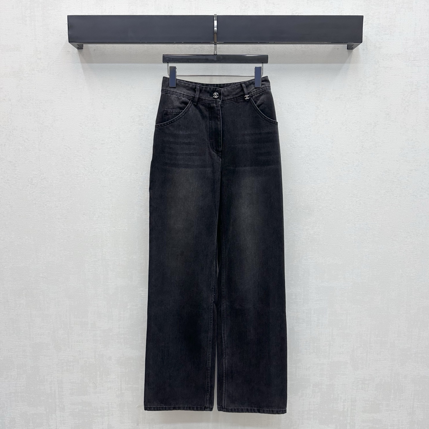 NO:957565,Chane*2026 new arrivals embroidered denim straight trousers customized with YB imported twill cotton denim material Comfortable, soft, breathable and easy to wear Multi-enzyme washing process Retro and fashionable High-waisted symmetrical pockets with leather letter label design on the back waist Echoing the double C pattern on the pockets with side denim accessories to add layering to the look Iconic engraved letter metal buttons for adjustment and decoration Low-key highlighting of the brand tone Simple and advanced Surface accessories development High-waist buttoned straight trousers cut  Casually match and wear high-end fashion, high version 36-42,,chanel,19860909Chane*2026新品上架绣花牛仔直筒长裤定制YB进口斜纹全棉牛仔材质 舒适柔软 透气好穿 多重酵素水洗工艺处理 复古又时尚 高腰对称口袋配合后腰字母皮标设计 呼应口袋双C走线纹样搭配侧边牛仔布配饰增添造型层次感 标志性刻印字母金属纽扣调节装饰 低调彰显品牌调性 简约高级 面辅料开发 高腰系扣直筒长裤剪裁 随意搭配穿搭高级时髦  高版本36-42,,chanel,,Women's clothing