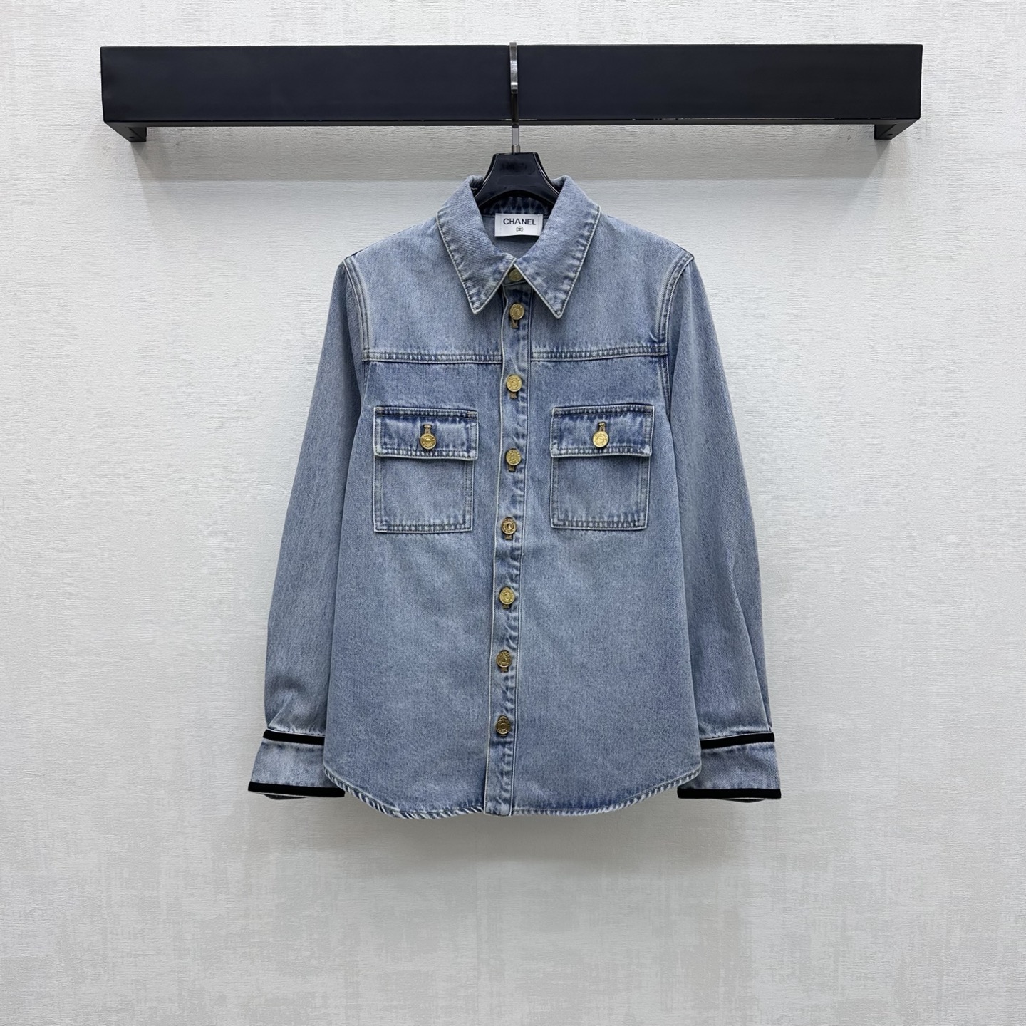 NO:957547,Chane*2026 new products on the shelves gold buckle strapping denim shirt customized YB imported twill cotton denim material Comfortable, soft, breathable and easy to wear Multi-enzyme washing process Retro and fashionable Symmetrical pockets on the chest are decorated with iconic metal engraved letter buttons to highlight the brand tone Designed with black strapping splicing details on the cuffs to add layering to the look Simple and high-end surface accessories development Lapel long-sleeved shirt tailoring Can be paired with trousers from the same series for a complete set of high-end fashion  High version,,chanel,shirts,19860909Chane*2026新品上架金扣捆条牛仔衬衣定制YB进口斜纹全棉牛仔材质 舒适柔软 透气好穿 多重酵素水洗工艺处理 复古又时尚 胸前对称口袋配合标志性金属刻印字母纽扣调节装饰 彰显品牌调性 配合袖口黑色捆条拼接细节设计 增添造型层次感 简约高级 面辅料开发 翻领长袖衬衫剪裁 可搭配同系列长裤 成套穿搭高级时髦  高版本,,chanel,shirts,,Women's clothing