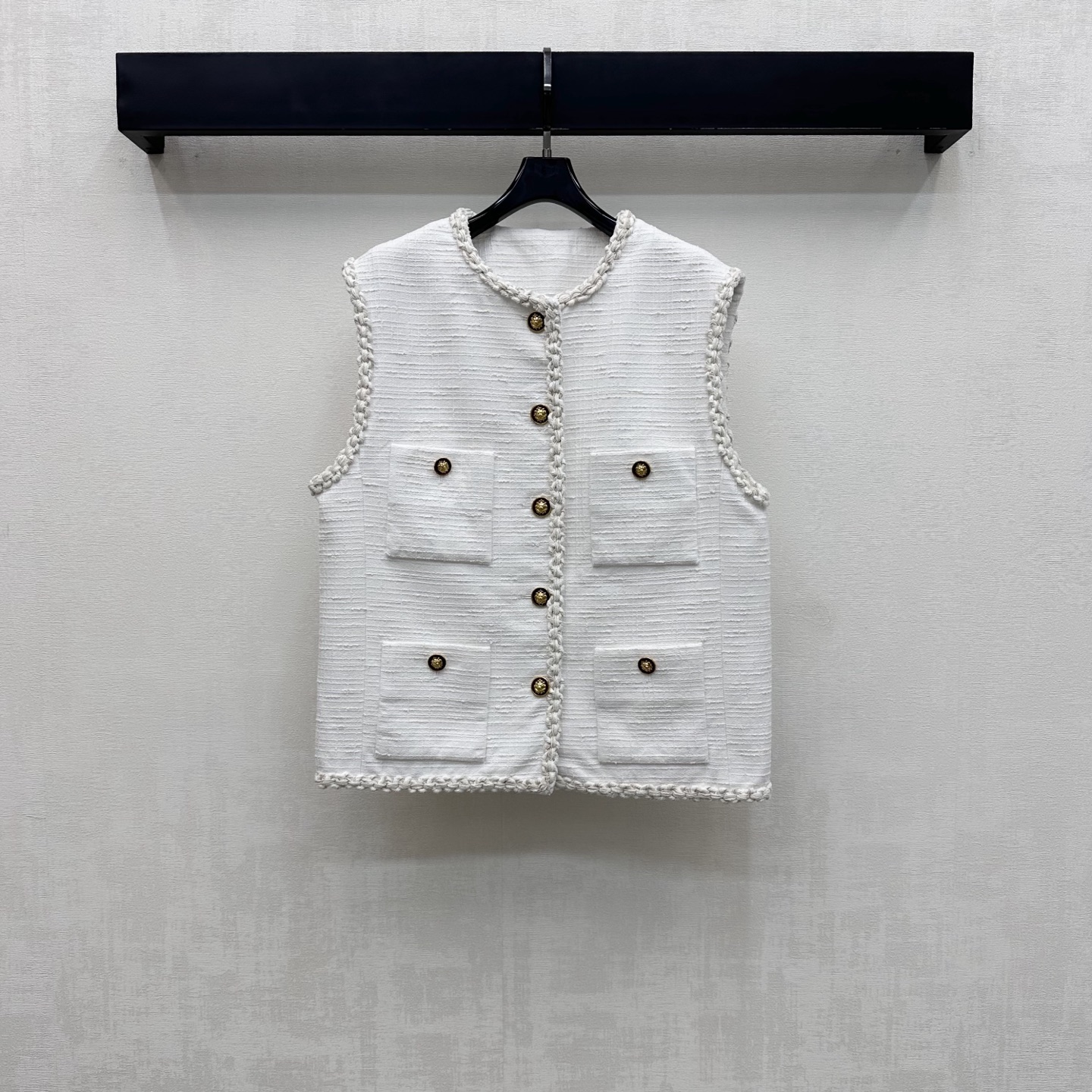 NO:957607,Chane*2026 new products on the shelves, small fragrant woven vest, customized YB imported tweed material, crisp and stylish texture, soft and delicate to the touch, decorated with retro embossed buttons on the placket, embellished with the same buttons on the four pockets of the body, hand-woven twist webbing design extending from the collar to the hem and armbands, enriching the visual effect, showing the style of a retro lady, highlighting the brand's tone, lining with chain printing process element details, adding layering to the look, development of surface accessories  The round neck sleeveless vest is cut to create a high-end texture. It can be worn casually and fashionably. High version 36 38 40,,chanel,19860909Chane*2026新品上架小香风编织马甲定制YB进口粗花呢材质 质感挺括有型 触感软糯细腻 沿用开襟复古浮雕纽扣装饰 衣身四口袋同样纽扣点缀 配合领口延至下摆与袖圈手工编织麻花织带设计 丰富视觉效果 尽显复古名媛风范 彰显品牌调性 内衬链条印花工艺元素细节 增添造型层次感 面辅料开发 圆领无袖背心剪裁 打造高级质感 随意搭配穿搭高级时髦 高版本36 38 40,,chanel,,Women's clothing