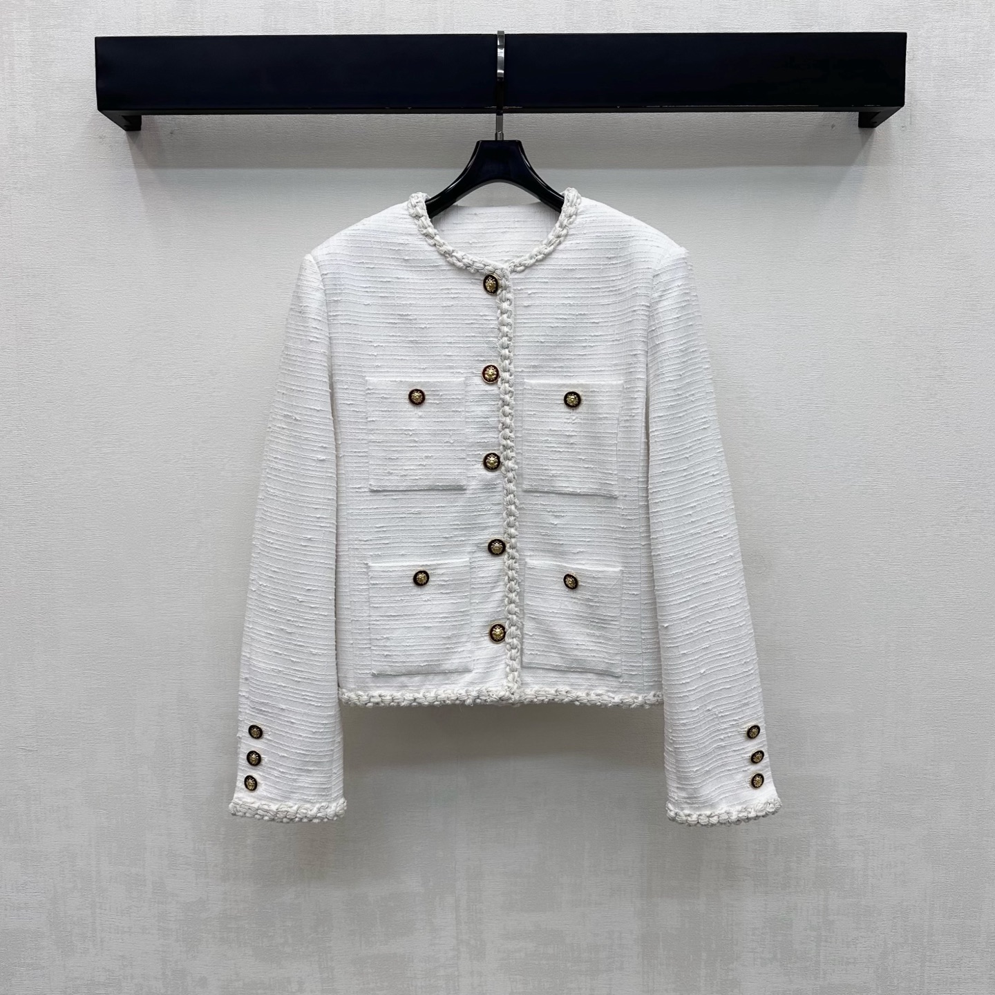 NO:958539,Chane*2026 new arrival Xiaoxiangfeng woven jacket. Customized YB imported tweed material. The texture is crisp and stylish. The touch is soft and delicate. The placket is still decorated with retro embossed buttons. The four pockets of the body and cuffs are decorated with the same buttons. The hand-woven twist webbing design extends from the collar to the hem and sleeves. It enriches the visual effect. It shows the style of a retro lady and highlights the brand's tone. Classic short box cut echoes the details of the lining craftsmanship.  Add layering to the look. Development of surface accessories. Silhouette suit jacket tailoring to create a high-end texture. Casual matching and high-end fashion. High version 36 38 40,,chanel,jackets & coats,business suit,19860909Chane*2026新品上架小香风编织外套 定制YB进口粗花呢材质 质感挺括有型 触感软糯细腻 沿用开襟复古浮雕纽扣装饰 衣身四口袋与袖口同样纽扣点缀 配合领口延至下摆与袖圈手工编织麻花织带设计 丰富视觉效果 尽显复古名媛风范 彰显品牌调性 经典短款箱型裁剪 呼应内衬工艺细节 增添造型层次感 面辅料开发 廓形西装外套剪裁 打造高级质感 随意搭配穿搭高级时髦 高版本36 38 40,,chanel,jackets & coats,business suit,,Women's clothing