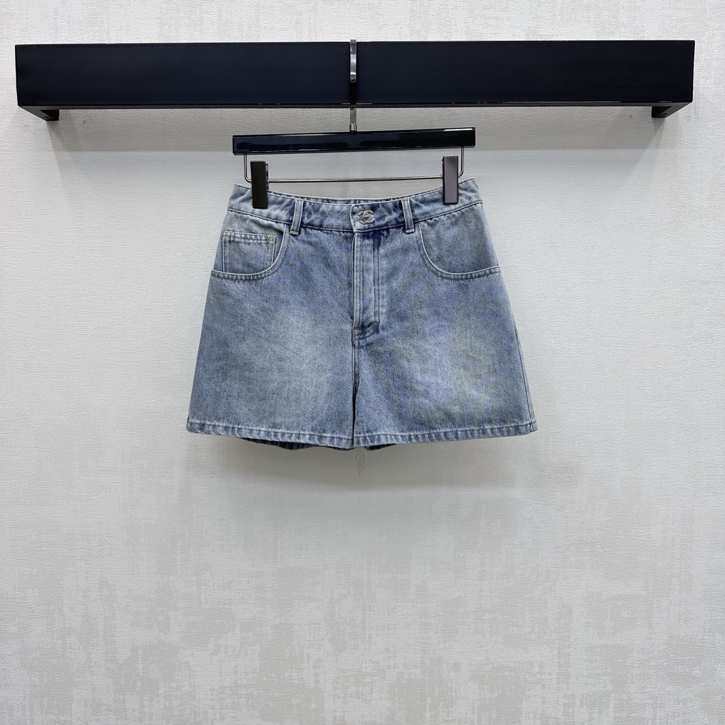 NO:958553,Chane*2026 new arrival letter buckle denim shorts are made of YB imported twill cotton denim material. The texture is crisp and stylish, breathable and skin-friendly. The high-waisted straight version is used with the metal letter buckle adjustment decoration in the front and center to highlight the brand tone. The double-C open-line cutting design on the back pocket adds a sense of layering. The development of surface accessories. High-waist buttoned shorts cut. Simple, high-end and durable. Can be paired with shirts and vests from the same series. The complete set is stylish and stylish.  High version,,chanel,shorts,19860909Chane*2026新品上架字母扣牛仔短裤定制YB进口斜纹棉牛仔材质 质地挺括有型 透气亲肤 沿用高腰直筒版型配合前中金属字母卡扣调节装饰 彰显品牌调性 后口袋双C明线裁剪设计 增添造型层次感 面辅料开发 高腰系扣短裤剪裁 简约高级耐看 可搭配同系列衬衣马甲 成套穿搭出彩时髦  高版本,,chanel,shorts,,Women's clothing