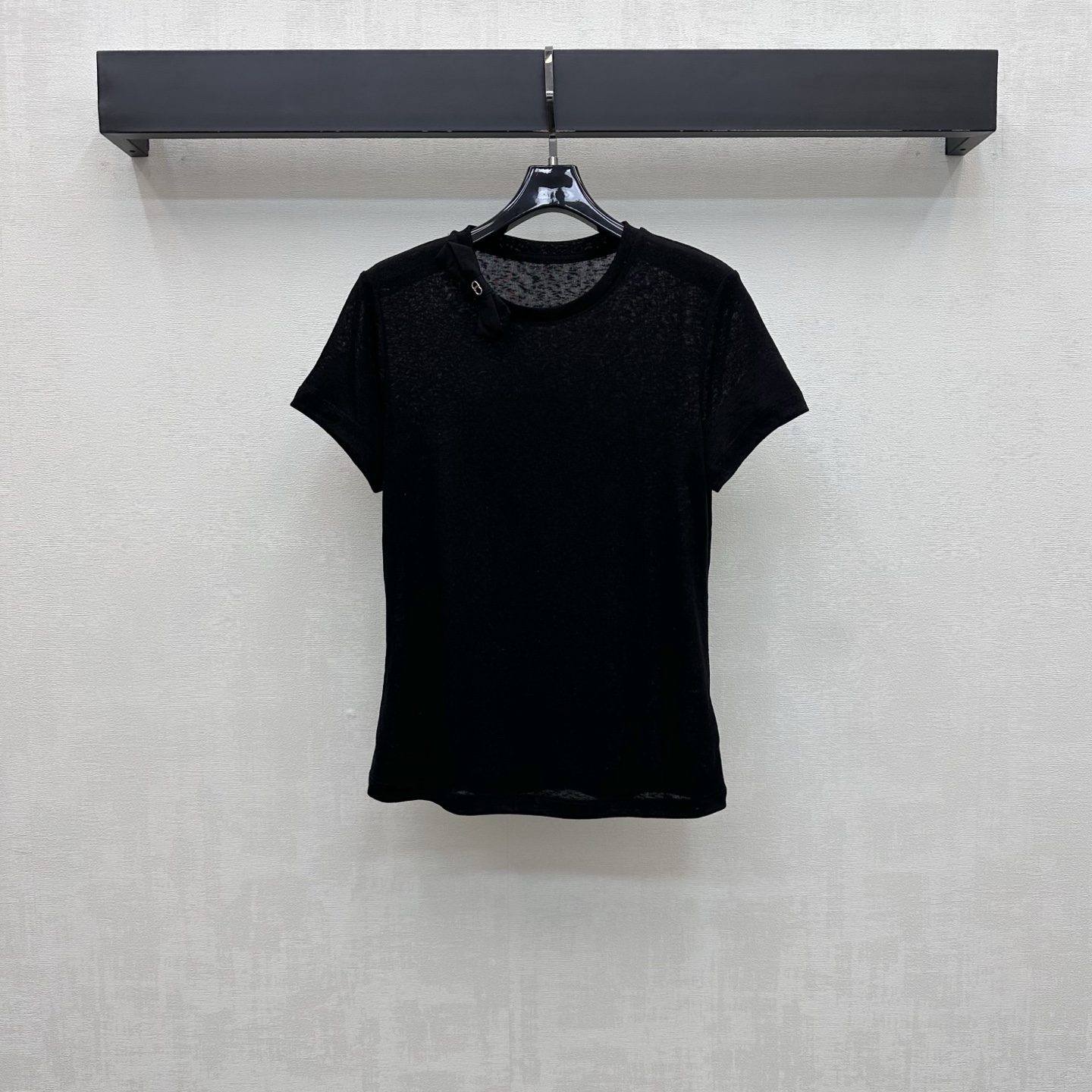 NO:958594,Dio*2026 new products are on the shelves. Bow short-sleeved custom YB imported Lyocell Tencel fabric. The texture is soft and delicate, feels skin-friendly and breathable. It has a slight natural elasticity and drape. It follows the classic round neck design to add layering to the shape. The side of the neckline is decorated with three-dimensional fabric bows and metal letter buckles. It is exquisitely highlighted to highlight the brand tone. Development of surface accessories. Cutting of round-neck short-sleeved T-shirts. You can easily create a high-end minimalist style with skirts and trousers for daily dates or vacations.  High version 2 colors, dior, skirts, T-shirt, tees, t-shirt,19860909Dio*2026新品上架蝴蝶结短袖定制YB进口莱赛尔天丝面料 质地柔软细腻触感亲肤透气 带有微微自然弹性和垂坠感 沿用经典圆领设计 增添造型层次感 领口侧边点缀立体布艺蝴蝶结搭配金属字母饰扣 精巧点晴 彰显品牌调性 面辅料开发 圆领短袖T恤剪裁 日常约会还是度假旅行随意搭配裙裤装都能轻松打造高级极简风  高版本2色,,dior,skirts,T-shirt,tees，t-shirt,,Women's clothing