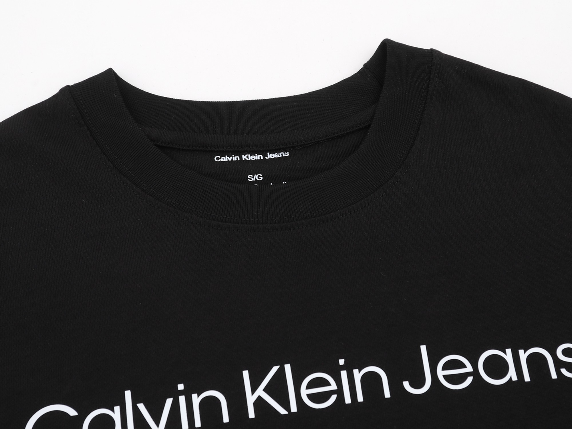 💰80
-CK 夏季基础印花纯棉男女款短袖t恤-

🌟设计亮点
▫️基础logo印花简洁
▫️短袖的底衫是100%纯棉亲肤透气
▫️ 定织定染同版紧密螺纹~
▫️  不起球 不缩水 上身炒鸡柔滑 食毛工艺不透不漏！


100%纯棉这个硬度刚刚好不是那种硬邦邦的!!这就是今年的升级反而我觉得更加好穿了

❍ Calvin Klein（简称&ldquo;CK&rdquo;）是卡尔文&middot;克雷恩，Calvin Klein于 1968年创立的全球时尚生活方式品牌，CK以性感和人们熟知的极简风格为审美理念，致力于成为全球文化融合的催化剂。


关于做工版型版型属于宽松版男生女生都可以!!

Color；黑色 白色
Size；S-XL