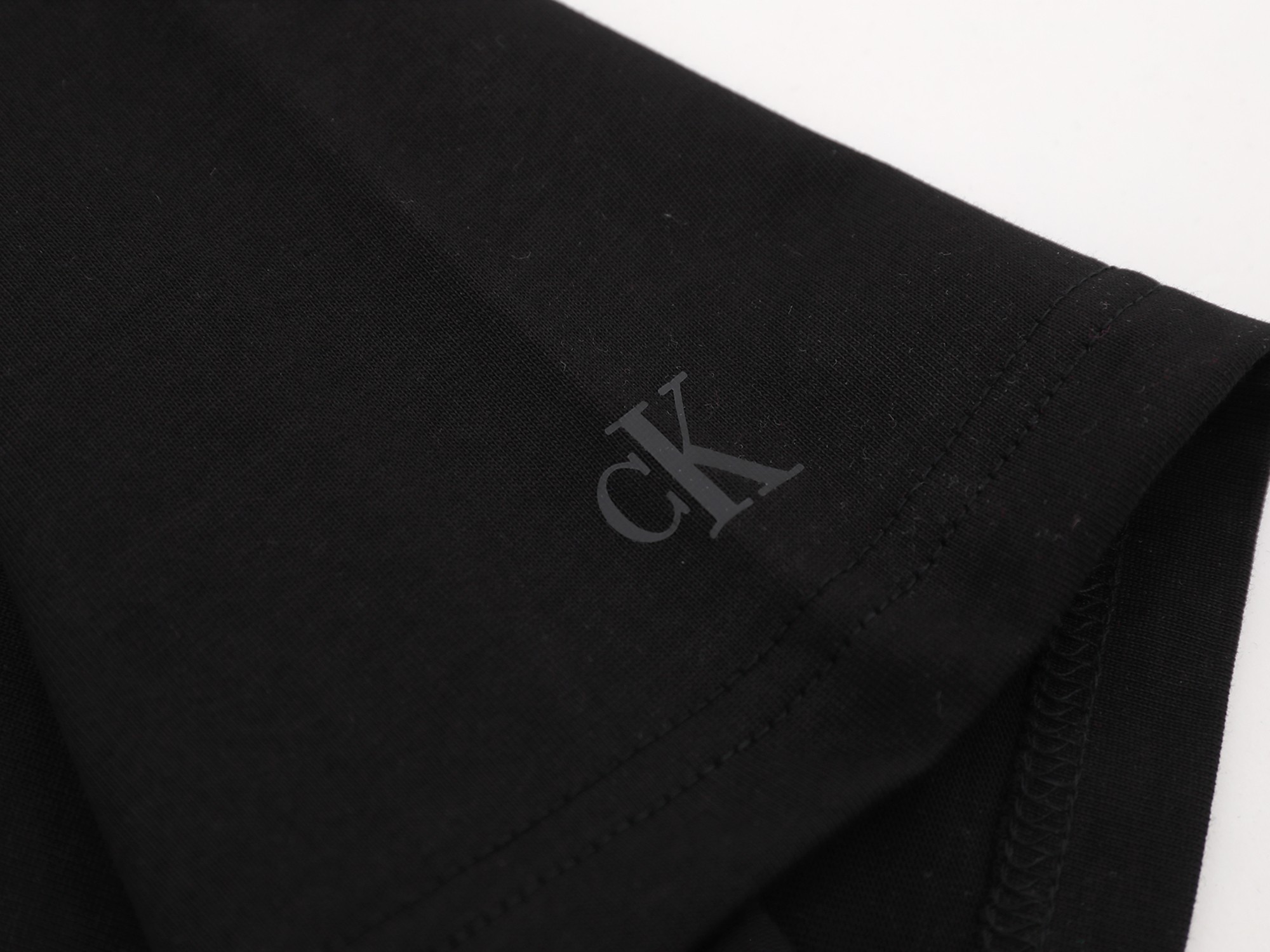 💰80
-CK 夏季基础印花纯棉男女款短袖t恤-

🌟设计亮点
▫️基础logo印花简洁
▫️短袖的底衫是100%纯棉亲肤透气
▫️ 定织定染同版紧密螺纹~
▫️  不起球 不缩水 上身炒鸡柔滑 食毛工艺不透不漏！


100%纯棉这个硬度刚刚好不是那种硬邦邦的!!这就是今年的升级反而我觉得更加好穿了

❍ Calvin Klein（简称&ldquo;CK&rdquo;）是卡尔文&middot;克雷恩，Calvin Klein于 1968年创立的全球时尚生活方式品牌，CK以性感和人们熟知的极简风格为审美理念，致力于成为全球文化融合的催化剂。


关于做工版型版型属于宽松版男生女生都可以!!

Color；黑色 白色
Size；S-XL