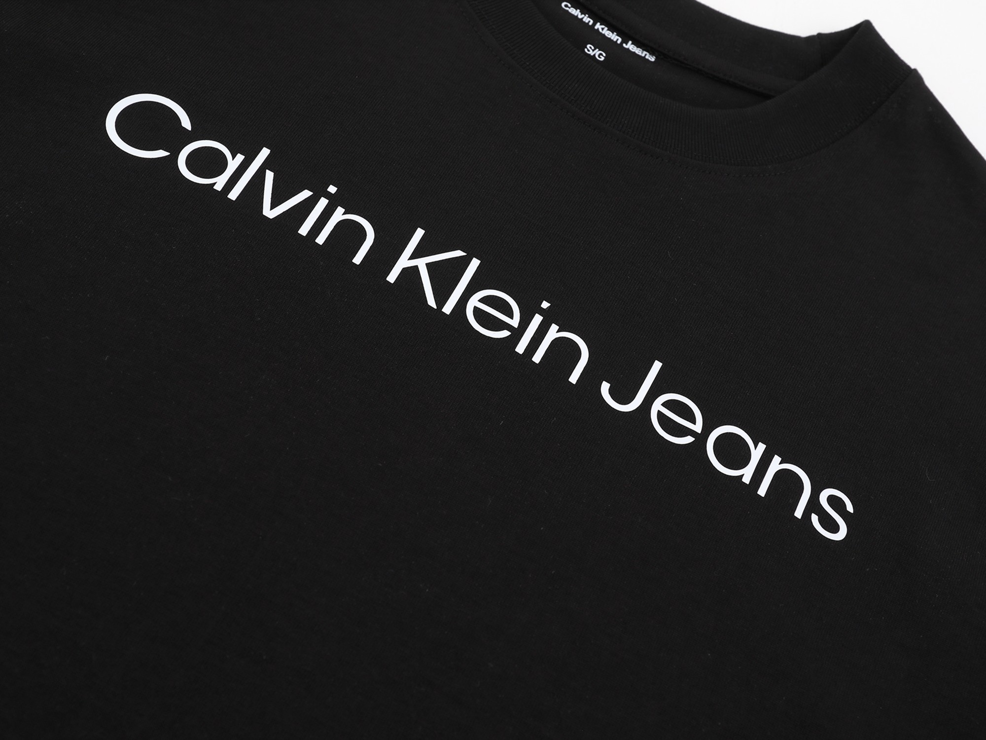 💰80
-CK 夏季基础印花纯棉男女款短袖t恤-

🌟设计亮点
▫️基础logo印花简洁
▫️短袖的底衫是100%纯棉亲肤透气
▫️ 定织定染同版紧密螺纹~
▫️  不起球 不缩水 上身炒鸡柔滑 食毛工艺不透不漏！


100%纯棉这个硬度刚刚好不是那种硬邦邦的!!这就是今年的升级反而我觉得更加好穿了

❍ Calvin Klein（简称&ldquo;CK&rdquo;）是卡尔文&middot;克雷恩，Calvin Klein于 1968年创立的全球时尚生活方式品牌，CK以性感和人们熟知的极简风格为审美理念，致力于成为全球文化融合的催化剂。


关于做工版型版型属于宽松版男生女生都可以!!

Color；黑色 白色
Size；S-XL