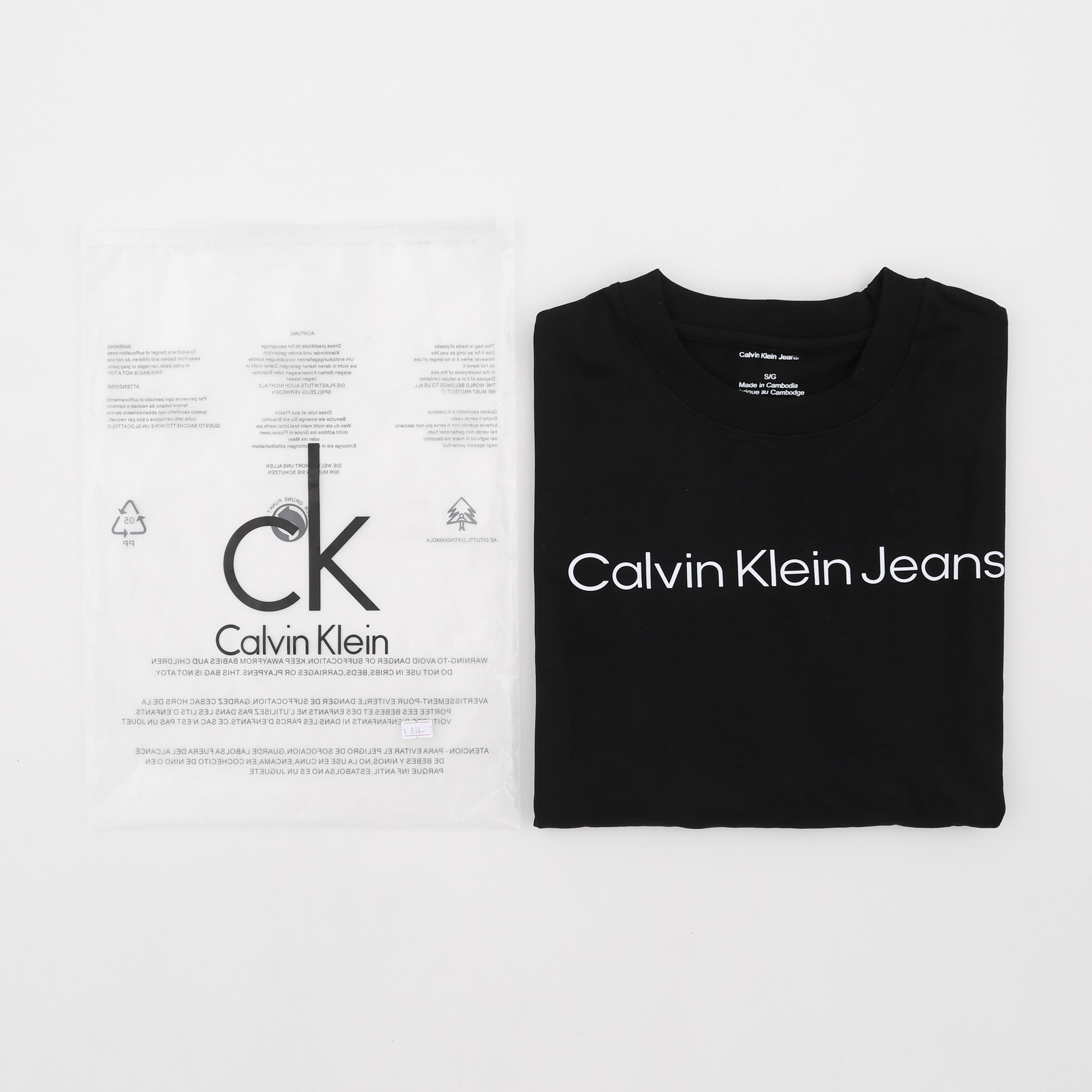 💰80
-CK 夏季基础印花纯棉男女款短袖t恤-

🌟设计亮点
▫️基础logo印花简洁
▫️短袖的底衫是100%纯棉亲肤透气
▫️ 定织定染同版紧密螺纹~
▫️  不起球 不缩水 上身炒鸡柔滑 食毛工艺不透不漏！


100%纯棉这个硬度刚刚好不是那种硬邦邦的!!这就是今年的升级反而我觉得更加好穿了

❍ Calvin Klein（简称&ldquo;CK&rdquo;）是卡尔文&middot;克雷恩，Calvin Klein于 1968年创立的全球时尚生活方式品牌，CK以性感和人们熟知的极简风格为审美理念，致力于成为全球文化融合的催化剂。


关于做工版型版型属于宽松版男生女生都可以!!

Color；黑色 白色
Size；S-XL