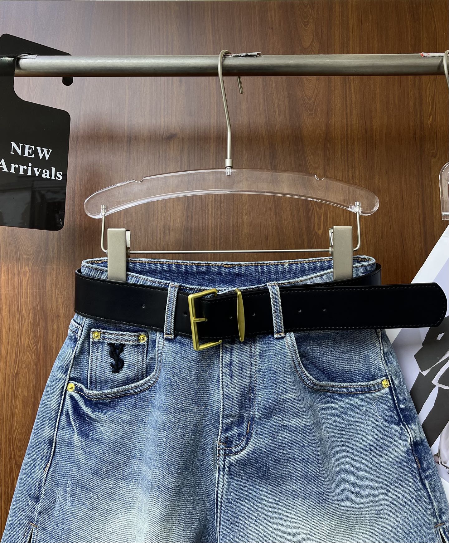“High-End Women’s Clothes: YSL-Inspired Jeans with Flattering Fit and Stylish Design” - 图片 9