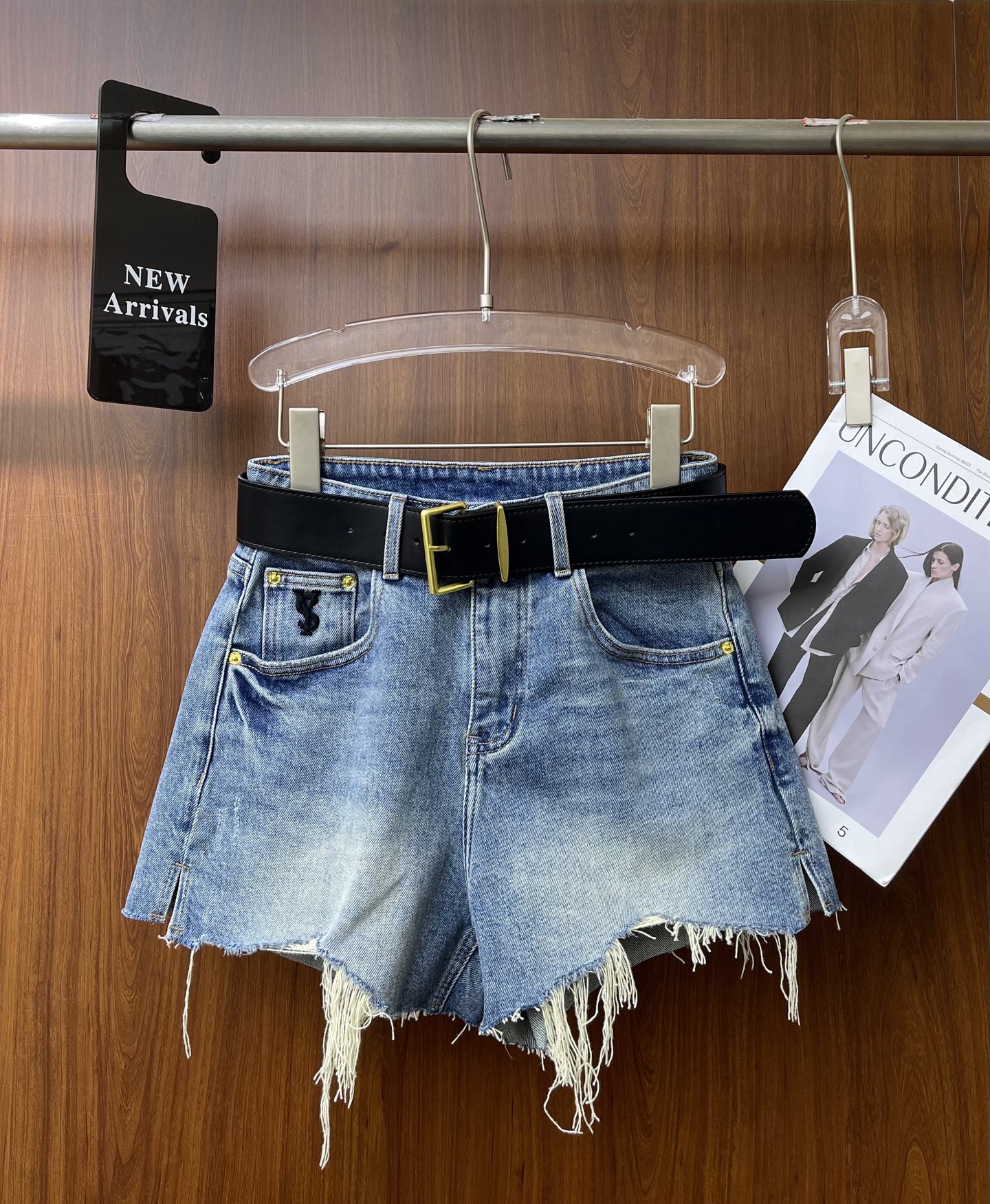“High-End Women’s Clothes: YSL-Inspired Jeans with Flattering Fit and Stylish Design” - 图片 7