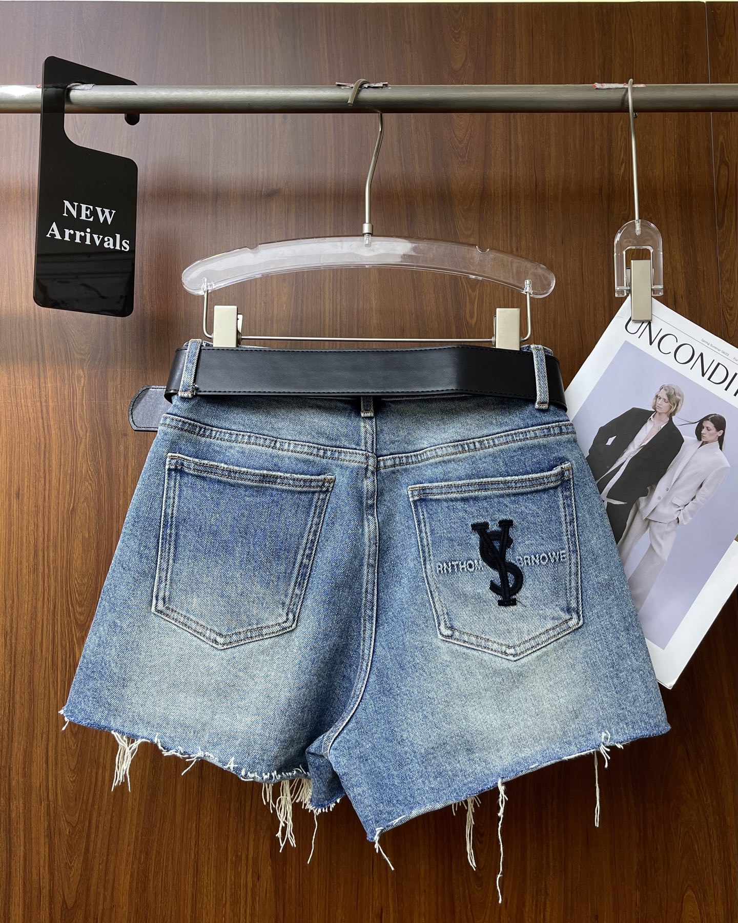 “High-End Women’s Clothes: YSL-Inspired Jeans with Flattering Fit and Stylish Design” - 图片 8