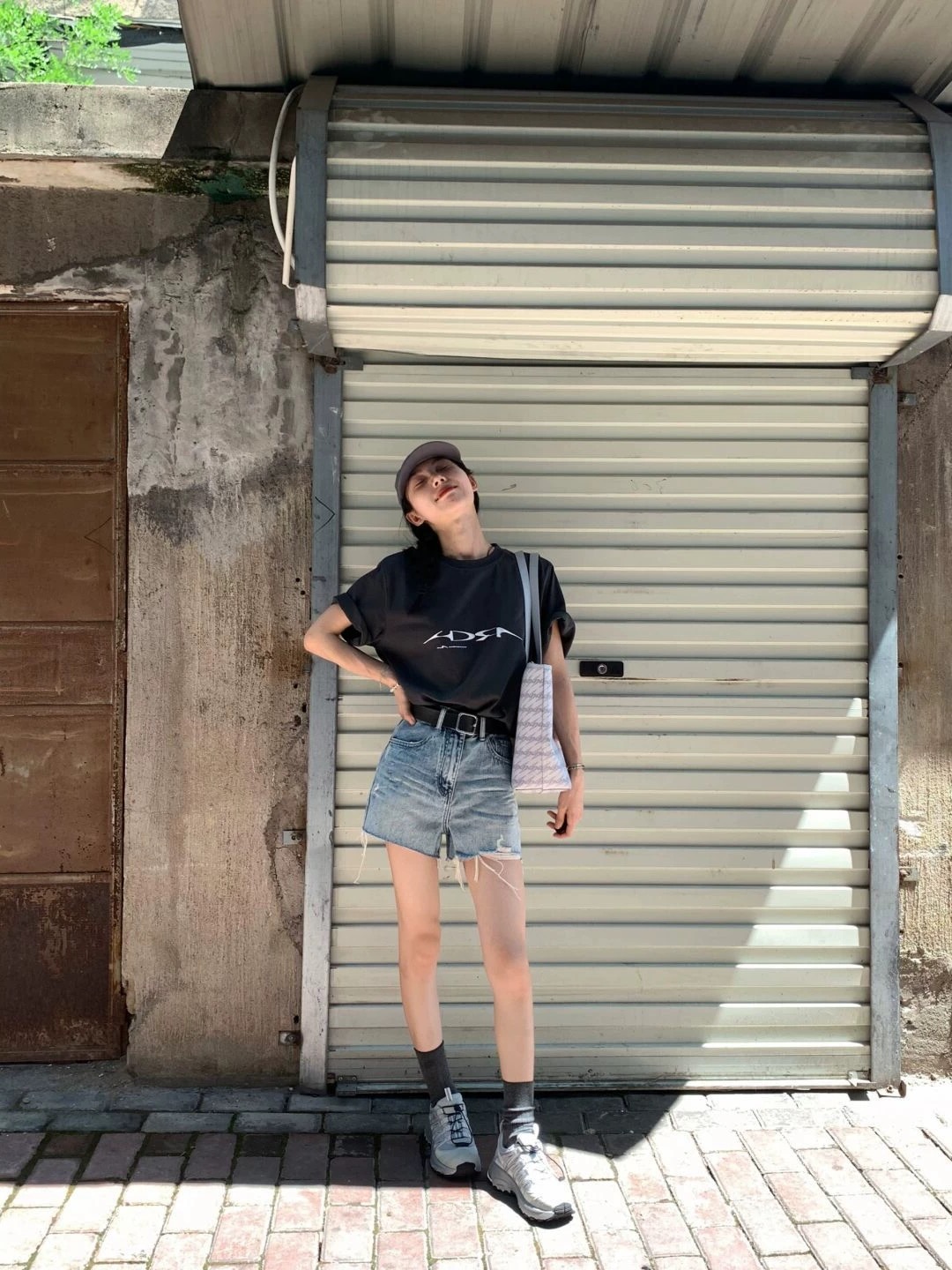 “High-End Women’s Clothes: YSL-Inspired Jeans with Flattering Fit and Stylish Design” - 图片 2