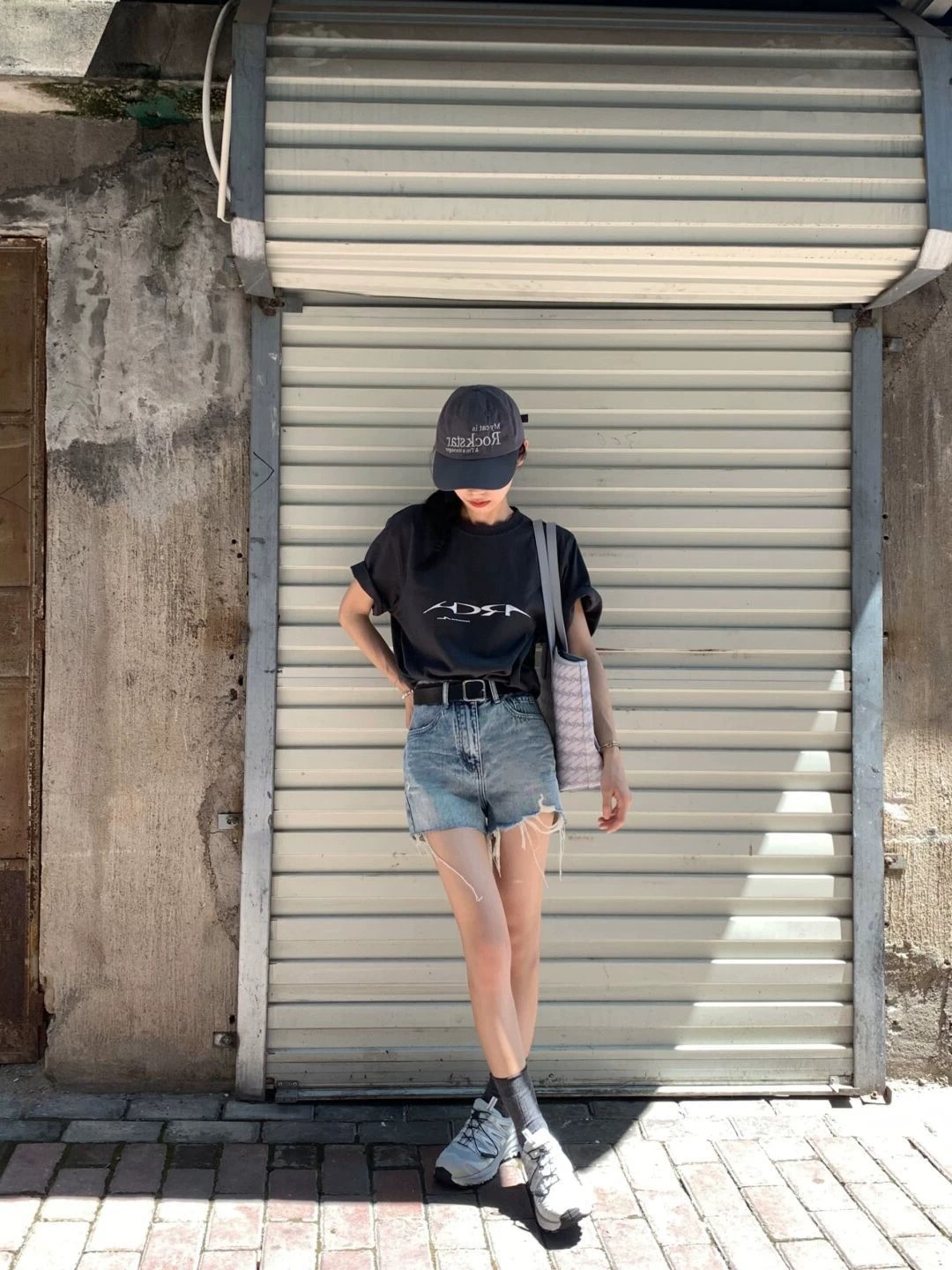 “High-End Women’s Clothes: YSL-Inspired Jeans with Flattering Fit and Stylish Design” - 图片 3