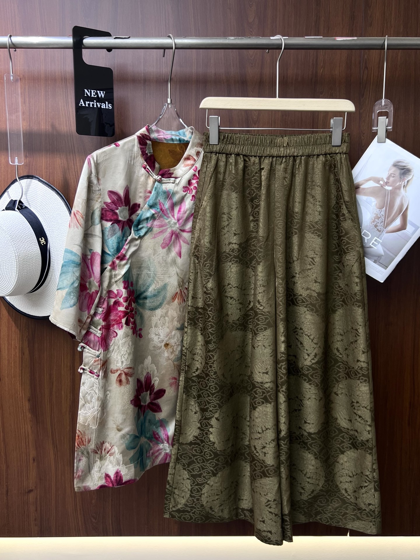 Title: High-Quality Women’s Suit with Medium-Sized Broad-Legged Shorts – Description of Features and Benefits Summary: New high-end women’s suit with medium-sized broad-legged shorts, offering - 图片 8